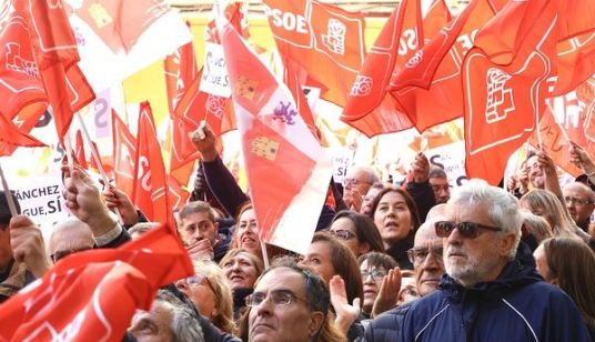 Socialistas de Castilla y León apoyando a Sánchez en Ferraz