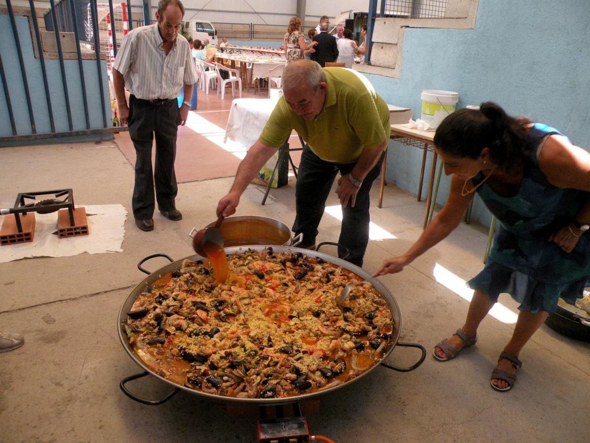  Fiestas en Calzada de Valdunciel: Desfile de peñas y comida Asociación de Jubilados 