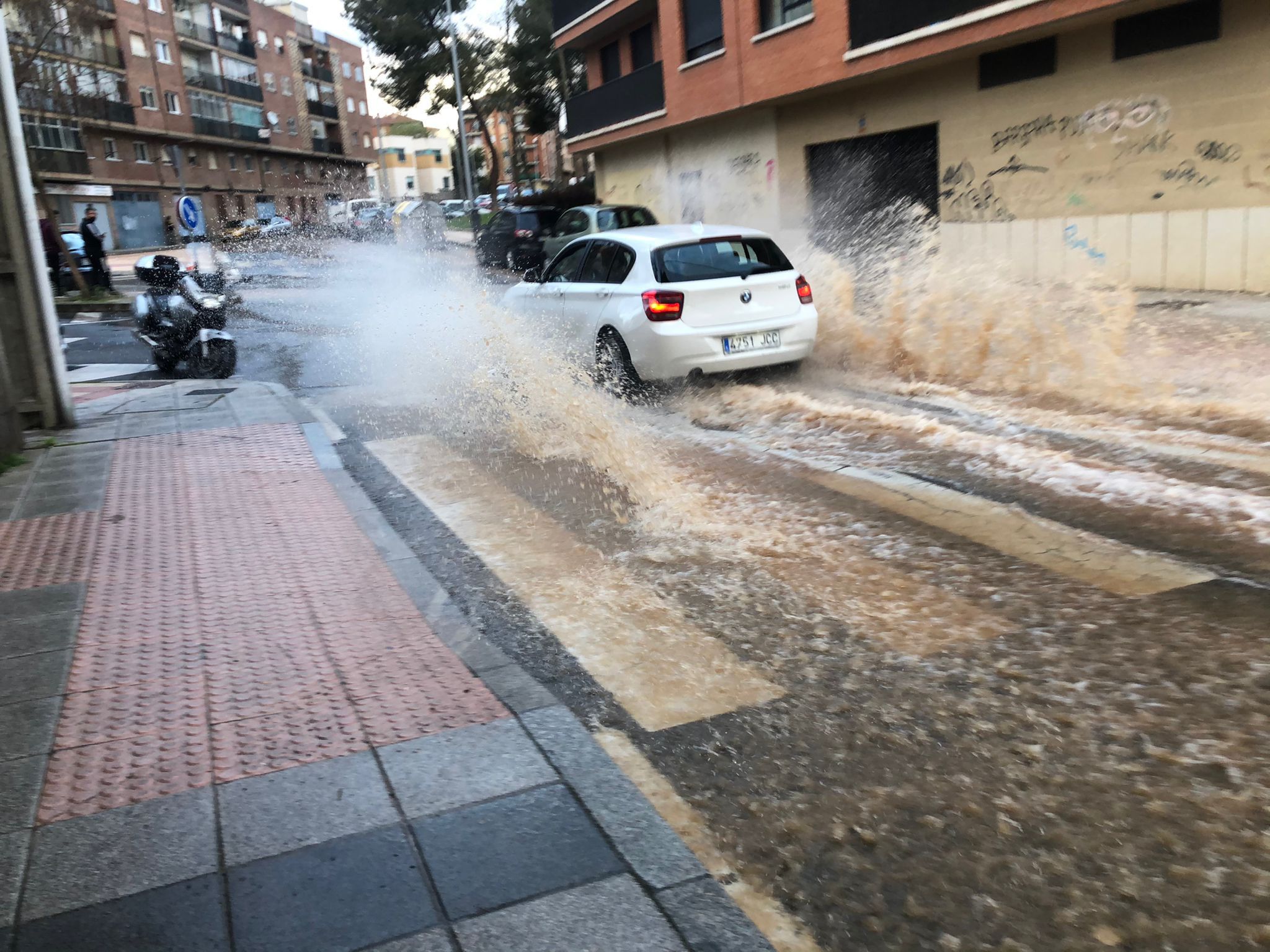 VÍDEO | Un reventón en una tubería inunda varias calles del barrio de Pizarrales