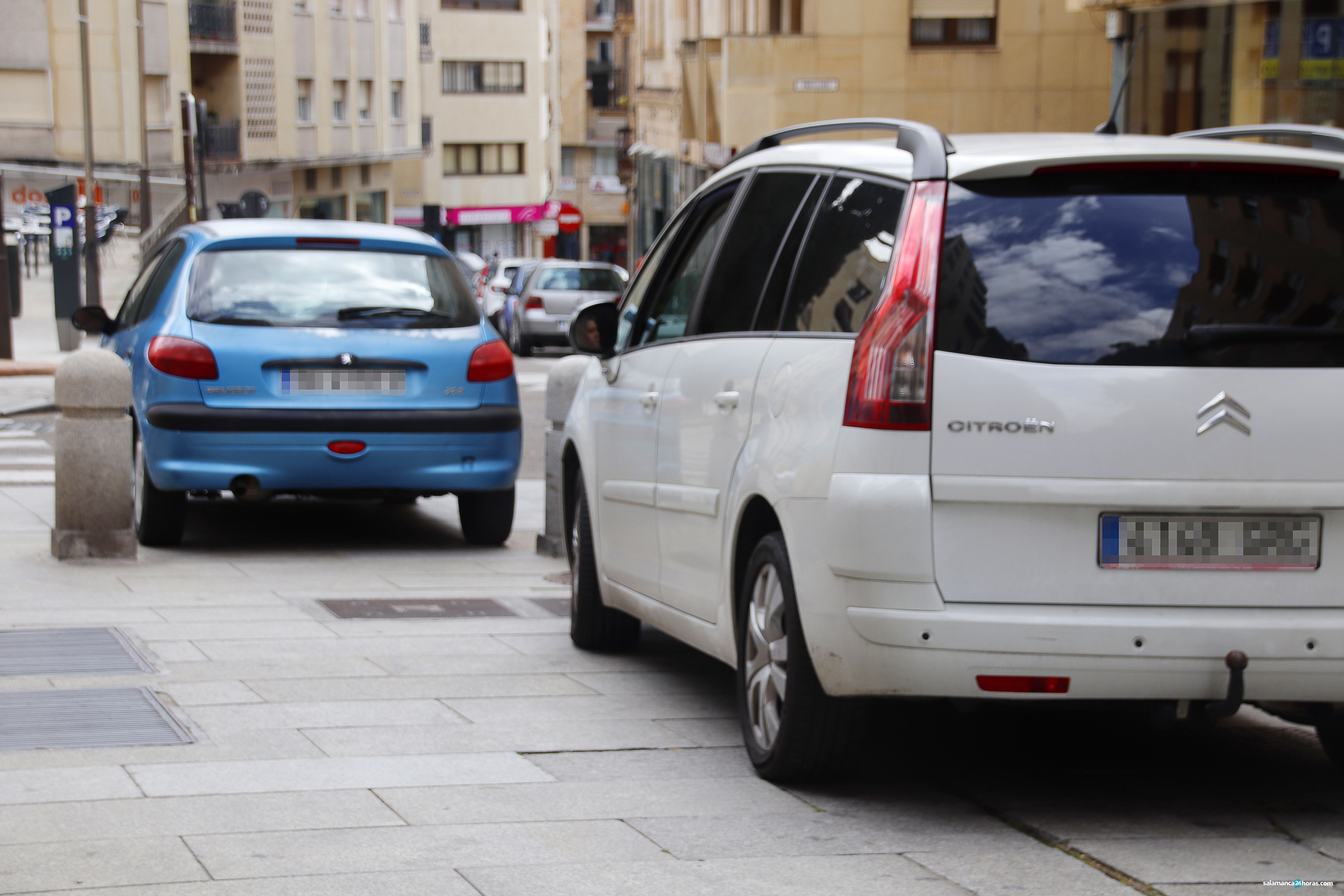 Coches aparcados en el centro de Salamanca