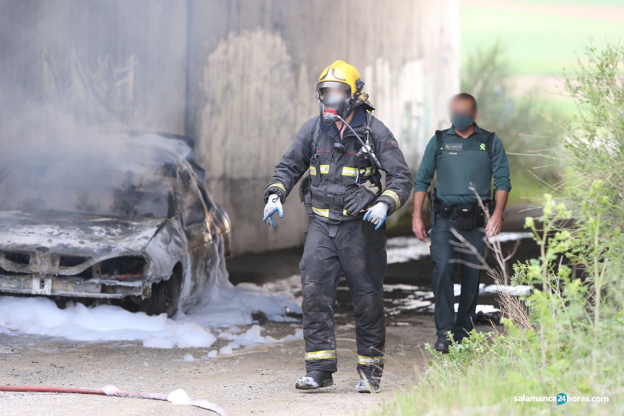 Investigan el incendio de un vehículo aparecido debajo de un puente de la A-66, entre Villares y Aldeaseca