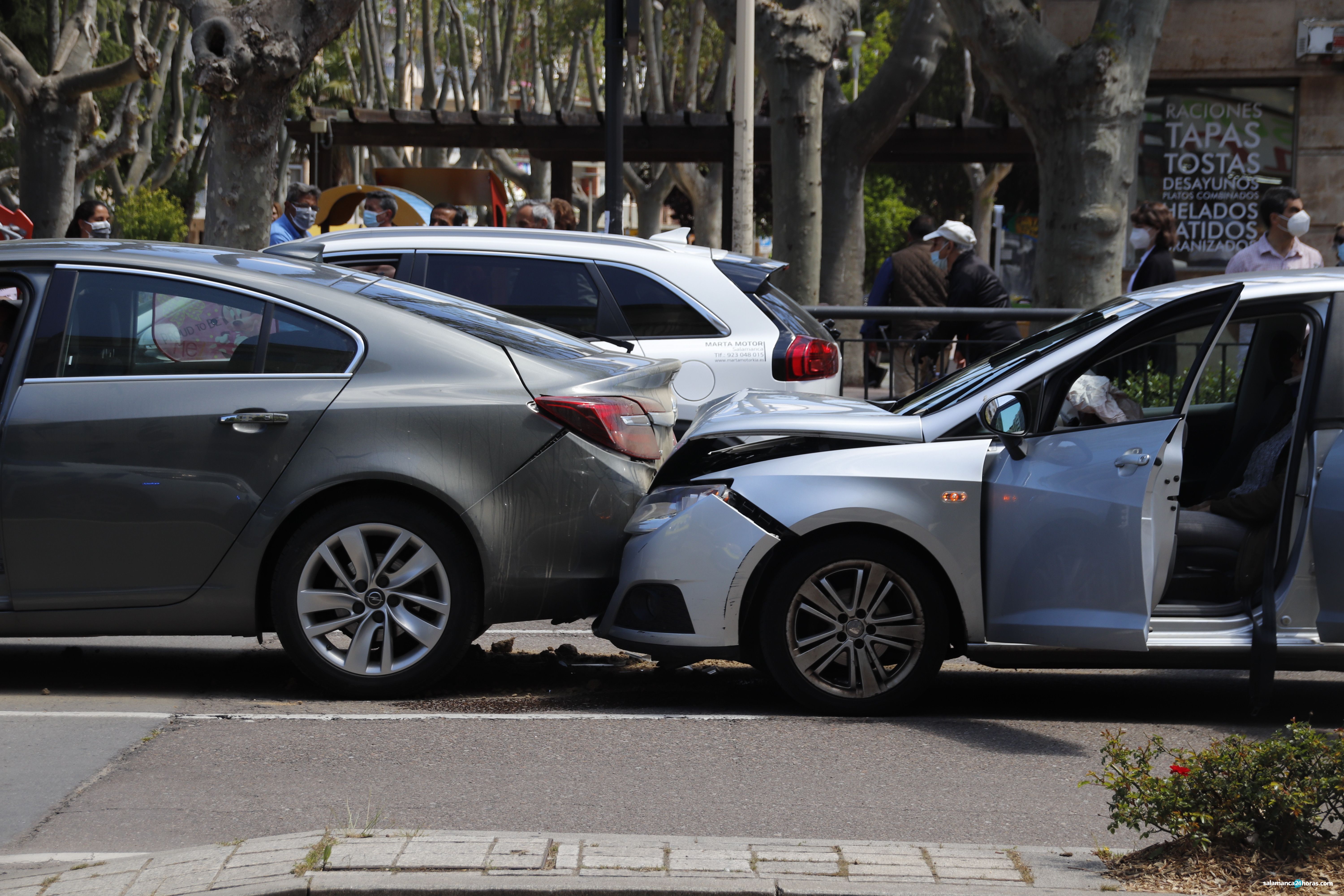 Accidente de tráfico ocurrido en la confluencia de Canalejas con la plaza de España