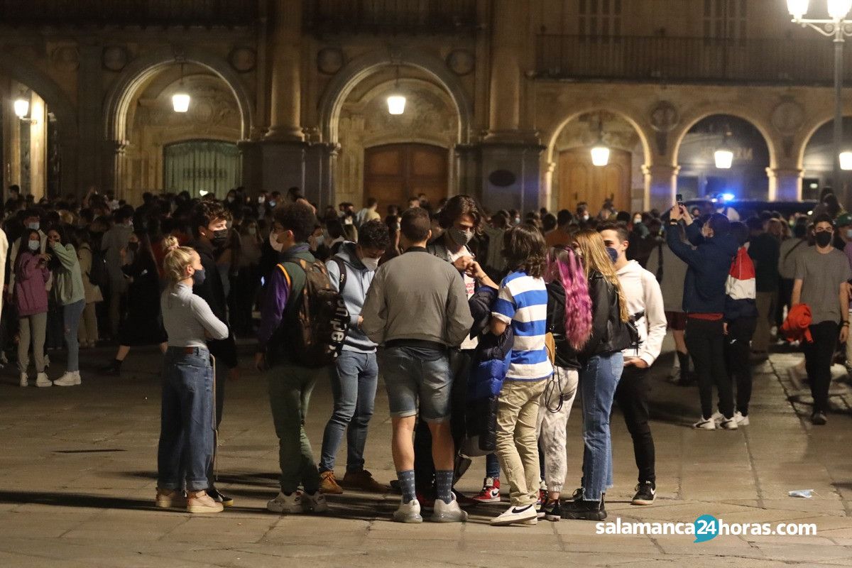 Botellones durante el fin del estado de alarma en Puente Romano y Plaza Mayor