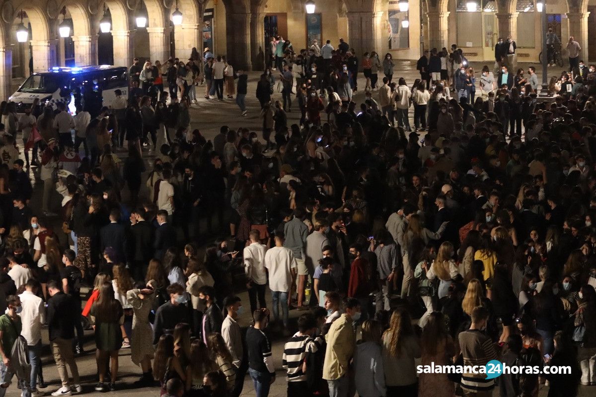 Botellones durante el fin del estado de alarma en Puente Romano y Plaza Mayor