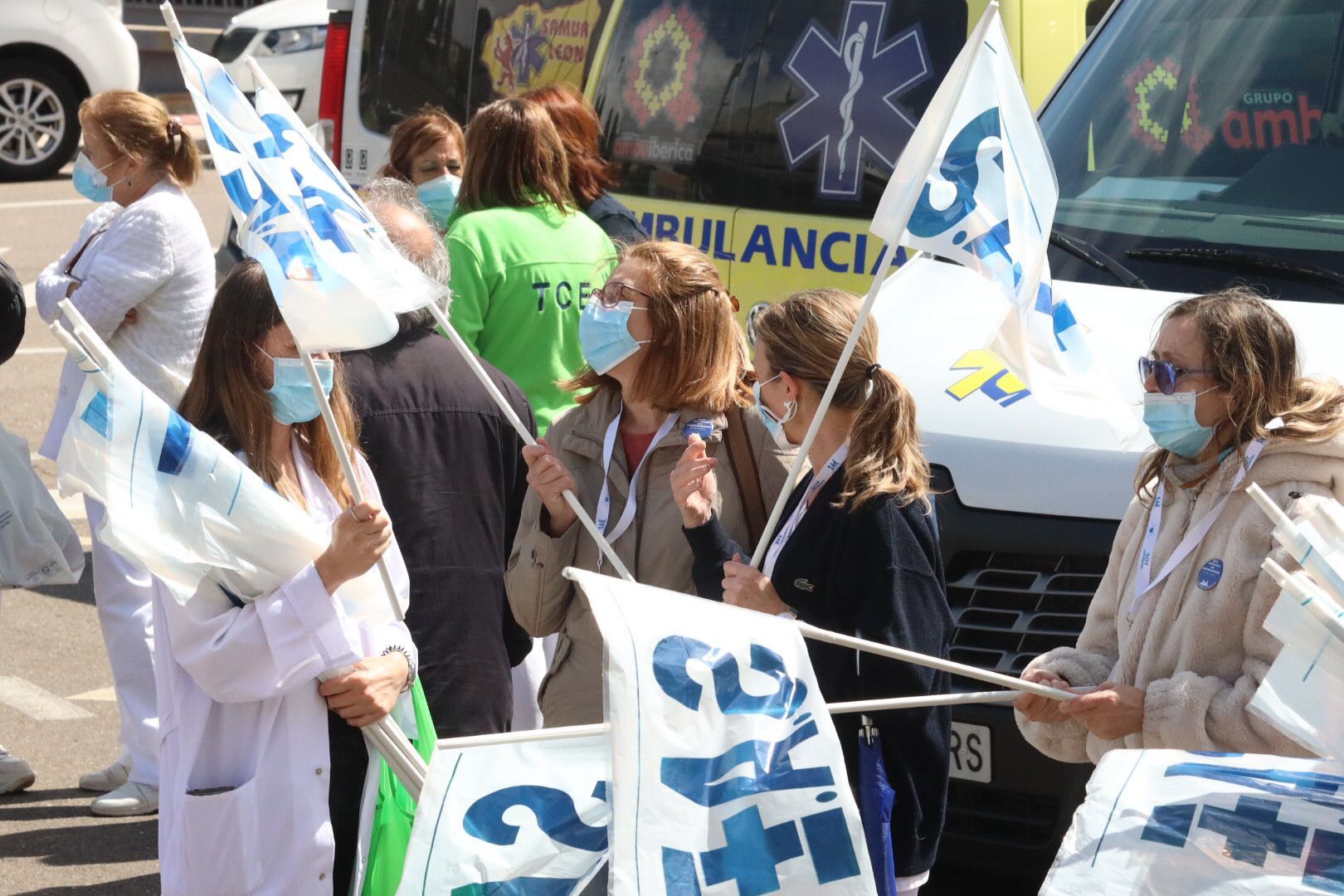 Concentración técnicos de enfermería frente a las puertas del Hospital Clínico de Salamanca
