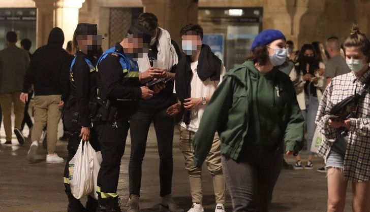 La Policía Local multa a unos jóvenes por hacer botellón en Salamanca