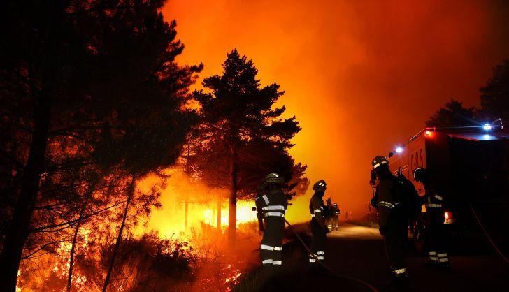 Incendio forestal en el Parque Natural de la Sierra de Francia (Salamanca). Durante toda la noche cuadrillas de bomberos están luchando contra el fuego. FOTO ICAL (7)