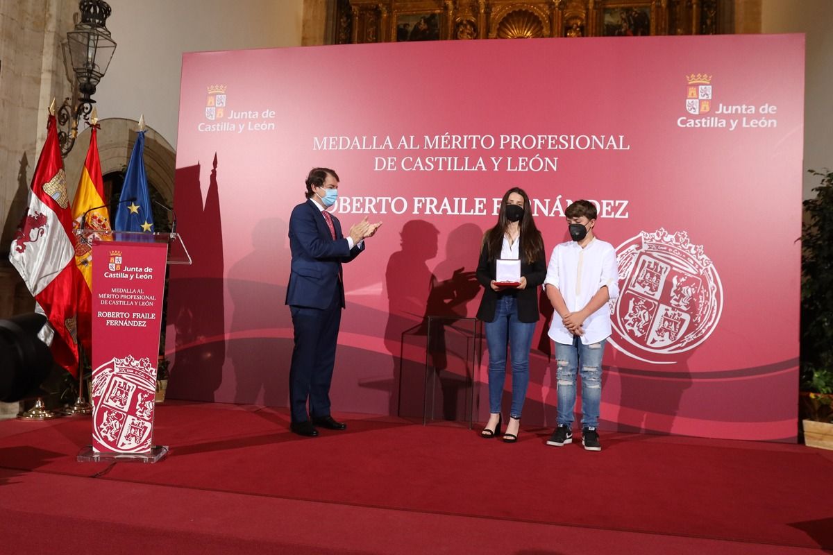 La Junta entrega la Medalla al Mérito Profesional a Roberto Fraile (12)