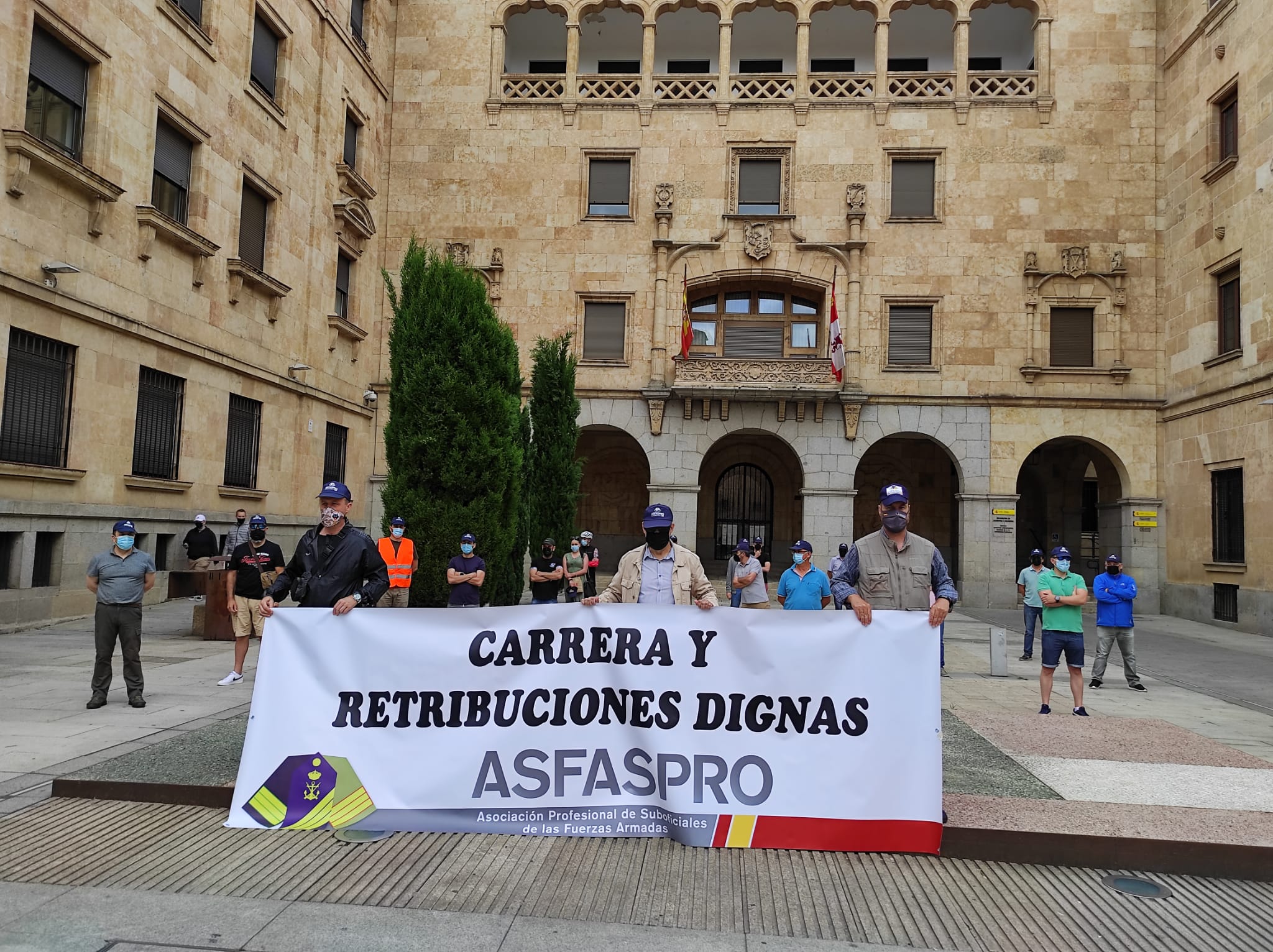 Militares salmantinos se manifiestan frente a la Subdelegación del Gobierno por un sueldo digno