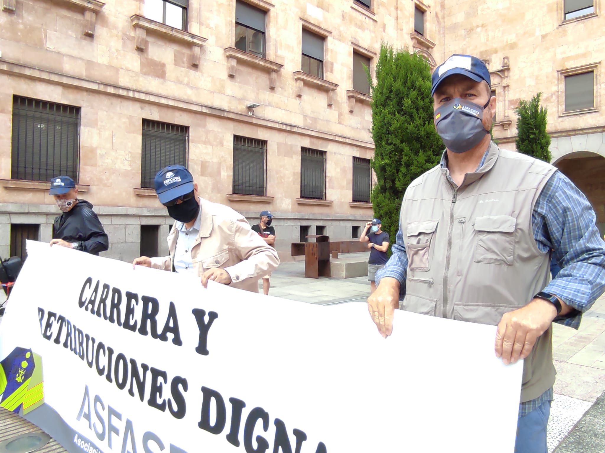 Militares salmantinos se manifiestan frente a la Subdelegación del Gobierno por un sueldo digo (8)