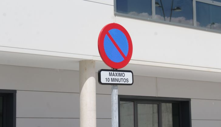 Los vehículos no pueden estacionar por más de 10 minutos en el Nuevo Hospital