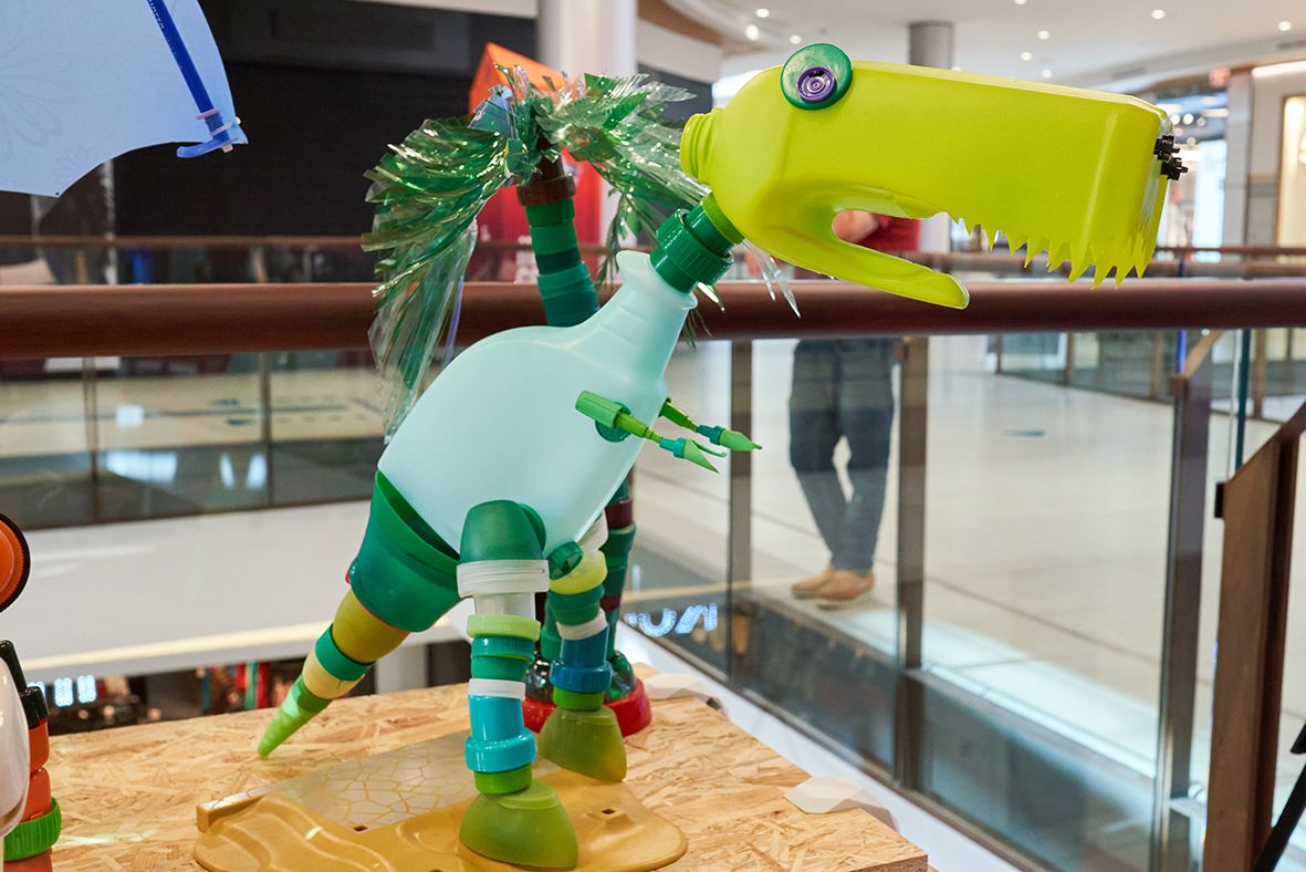 El Tormes celebra talleres para crear un dinosaurio con materiales  reciclados