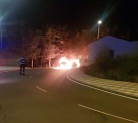 Incendio vehículos en calle Muñovela, barrio de Tejares