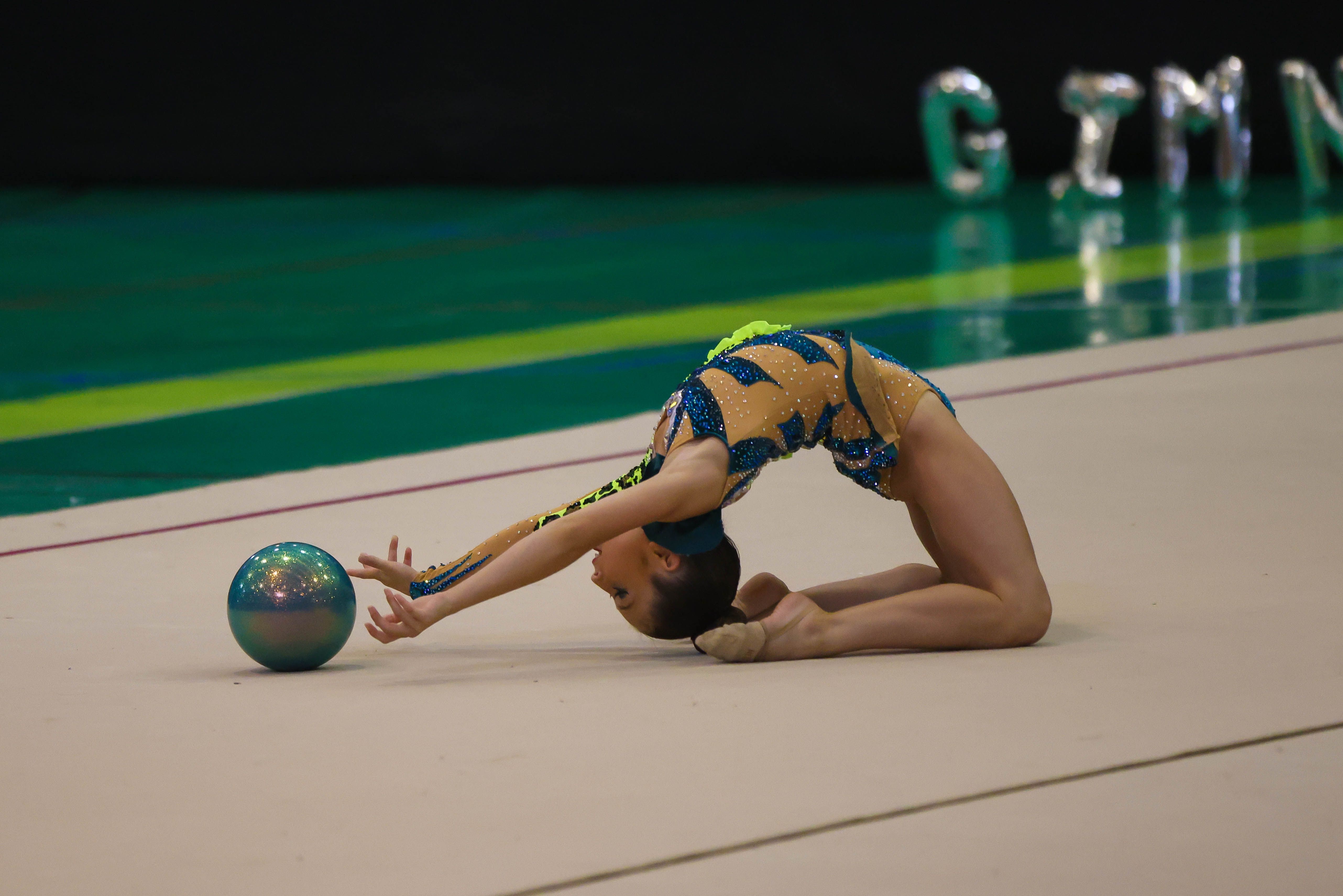 Una deportista del Rítmica Salamanca realiza un ejercicio.