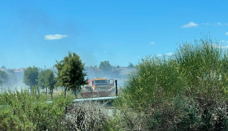 Bomberos sofocan un fuego en Valdelagua