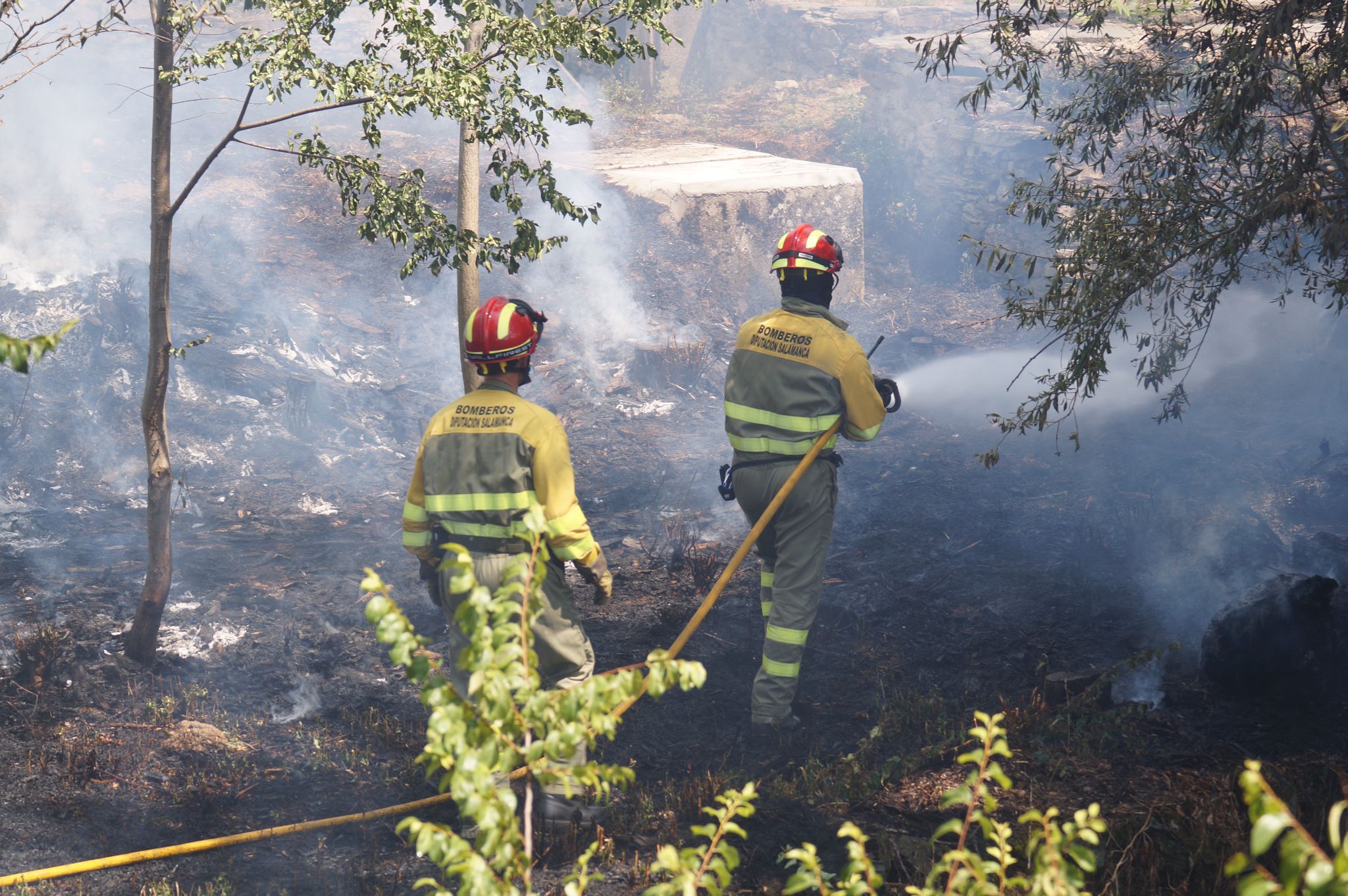 Dos efectivos del parque de Bomberos de la Diputación trabajan en un incendio | Foto:S24H