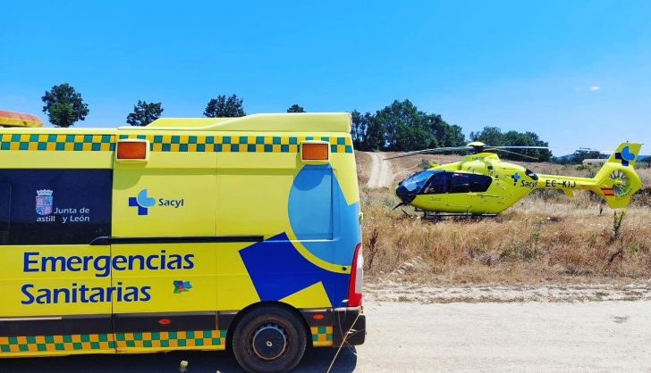 Ambulancia y el Helicóptero Medicalizado en El Sahugo, lugar desde donde ha sido trasladada la víctima al Clínico | Foto: Helicóptero Medicalizado de Salamanca