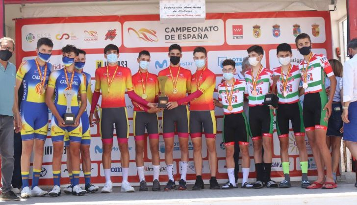 El salmantino Juan Hermosa junto a sus compañeros de selección posan como campeones de España CRE