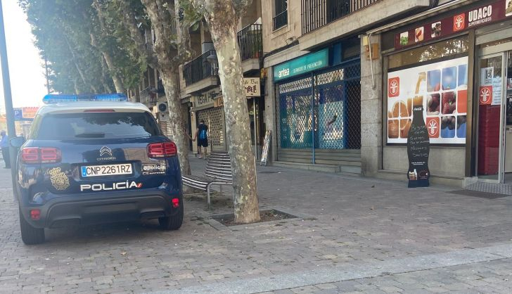 Policía Nacional en la avenida de los Reyes de España