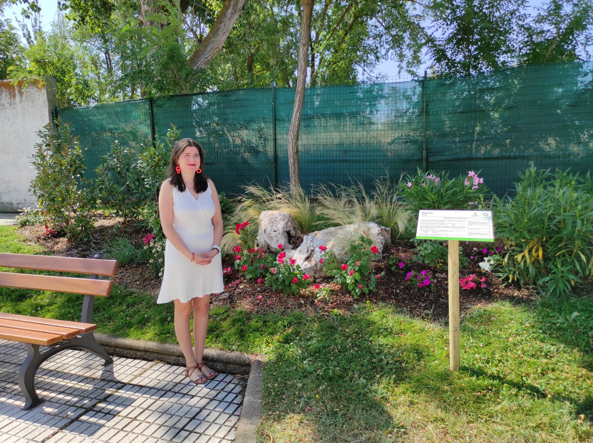 La concejala de Medioambiente, Miryam Rodríguez, en el nuevo jardín de el barrio La Vega. Foto: SALAMANCA24HORAS.
