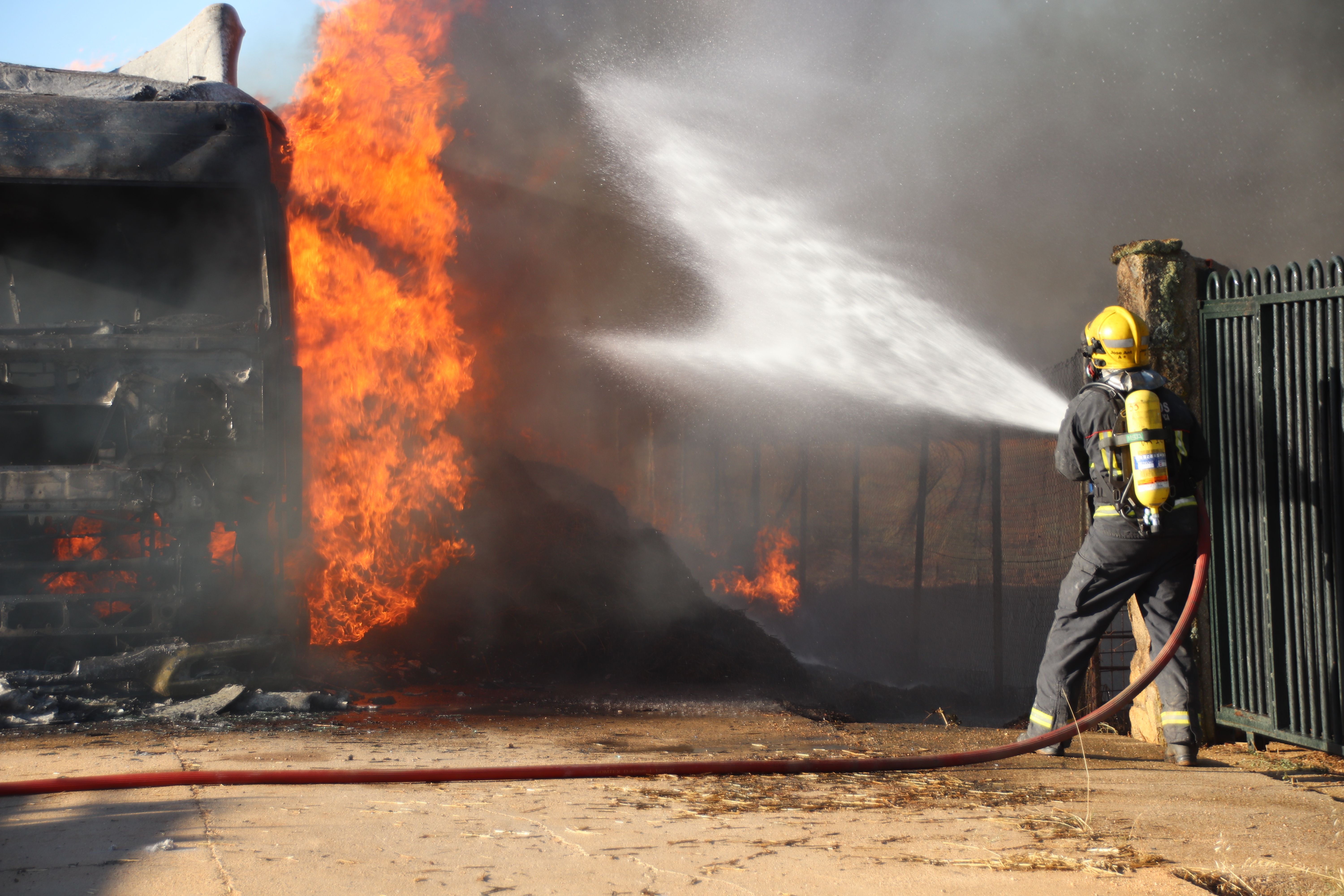 Los Bomberos apagan el incendio de un camión de pacas en Castellanos de Villiquera (1)