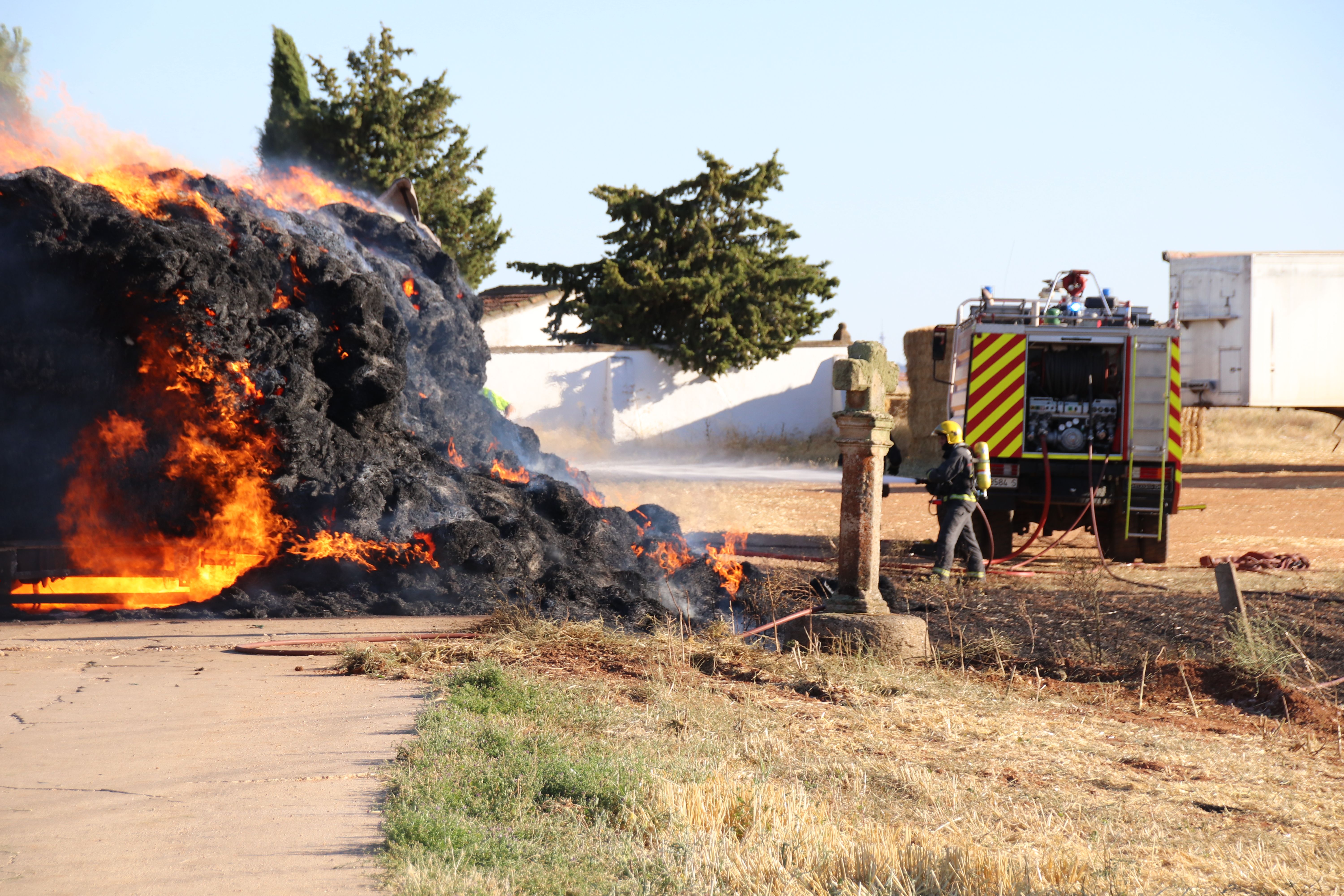 Los Bomberos apagan el incendio de un camión de pacas en Castellanos de Villiquera (2)