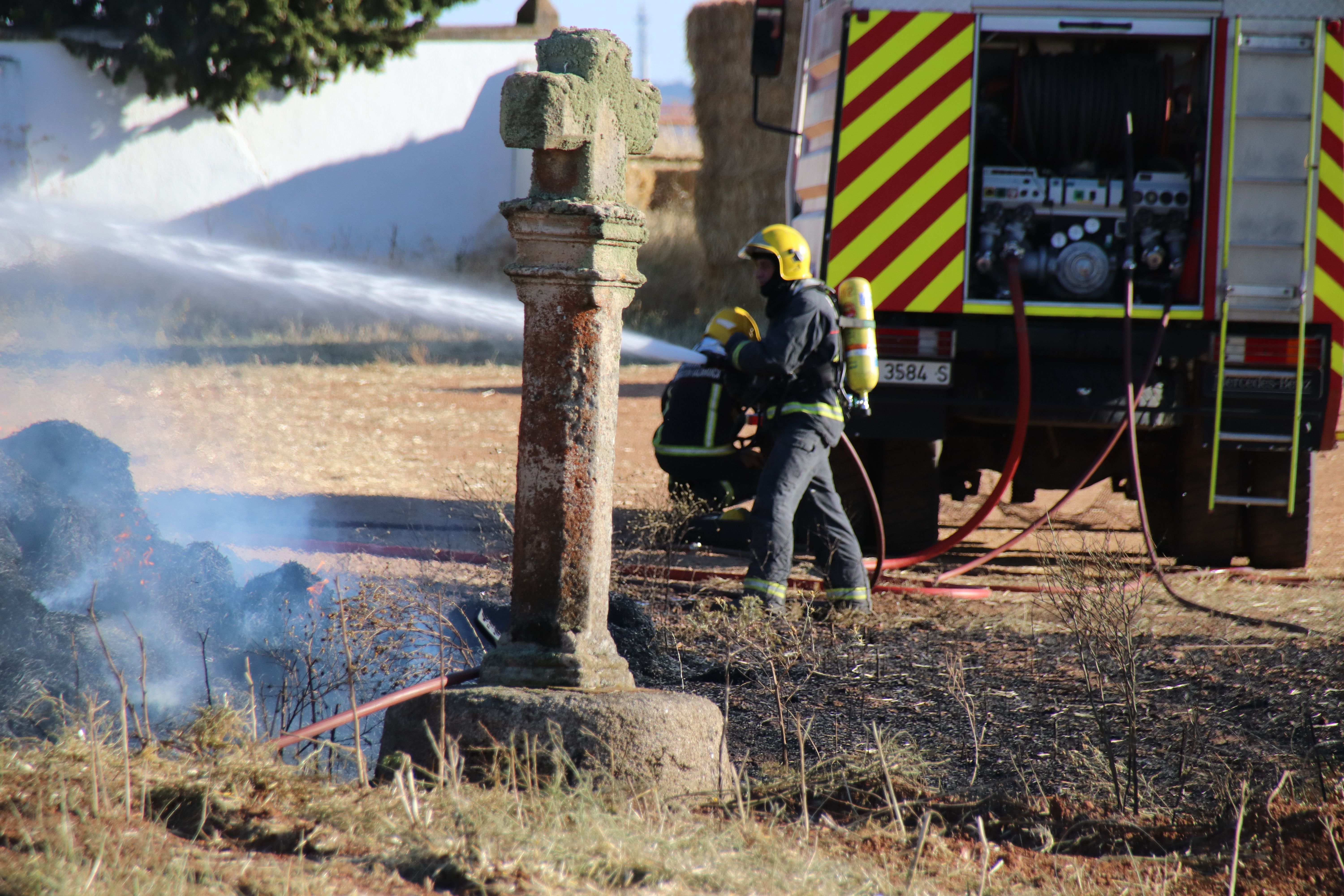 Los Bomberos apagan el incendio de un camión de pacas en Castellanos de Villiquera (3)