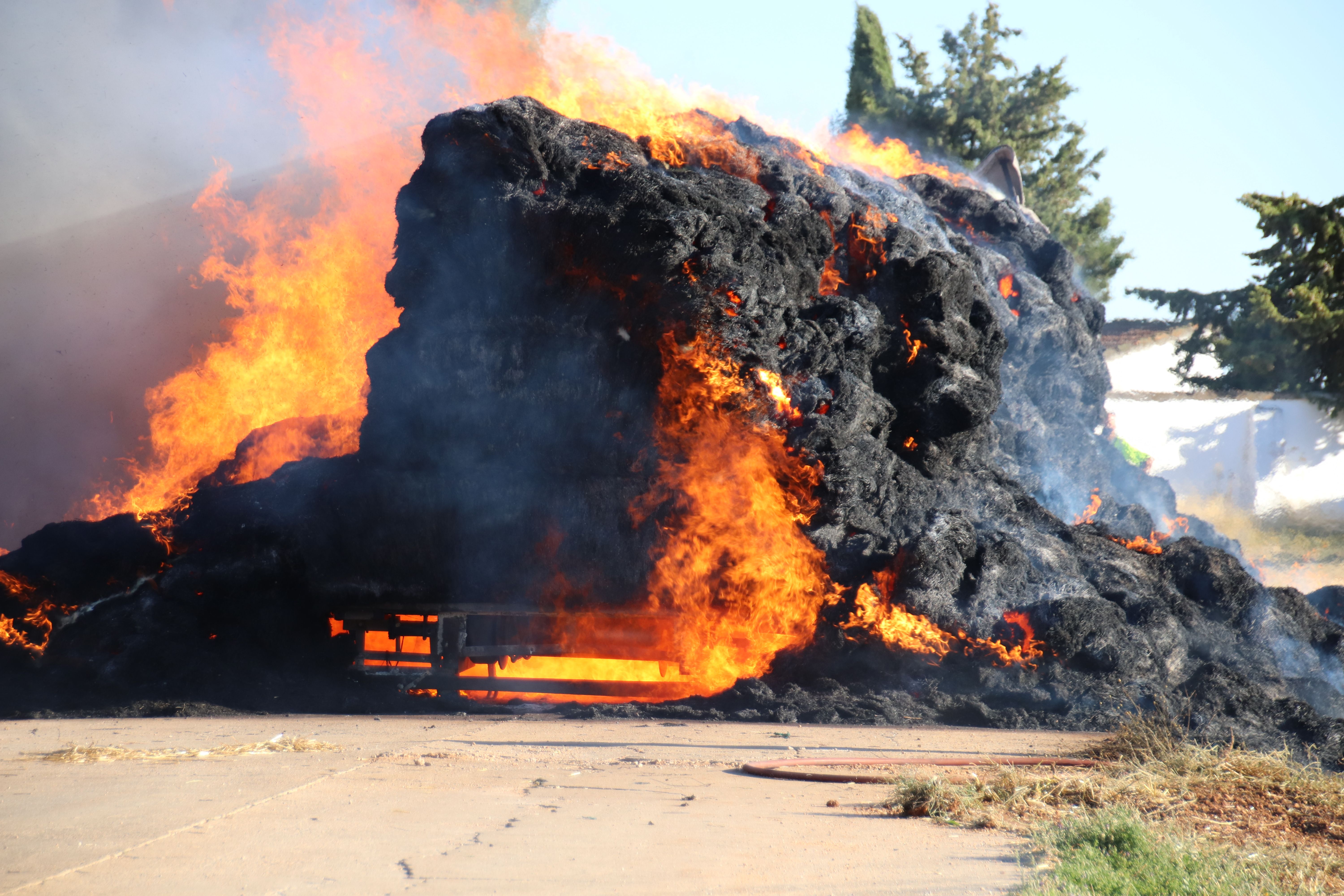 Los Bomberos apagan el incendio de un camión de pacas en Castellanos de Villiquera (4)