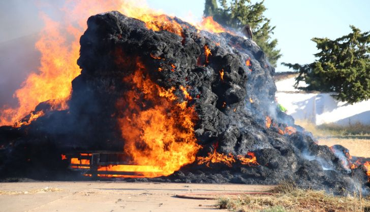 Los Bomberos apagan el incendio de un camión de pacas en Castellanos de Villiquera (5)