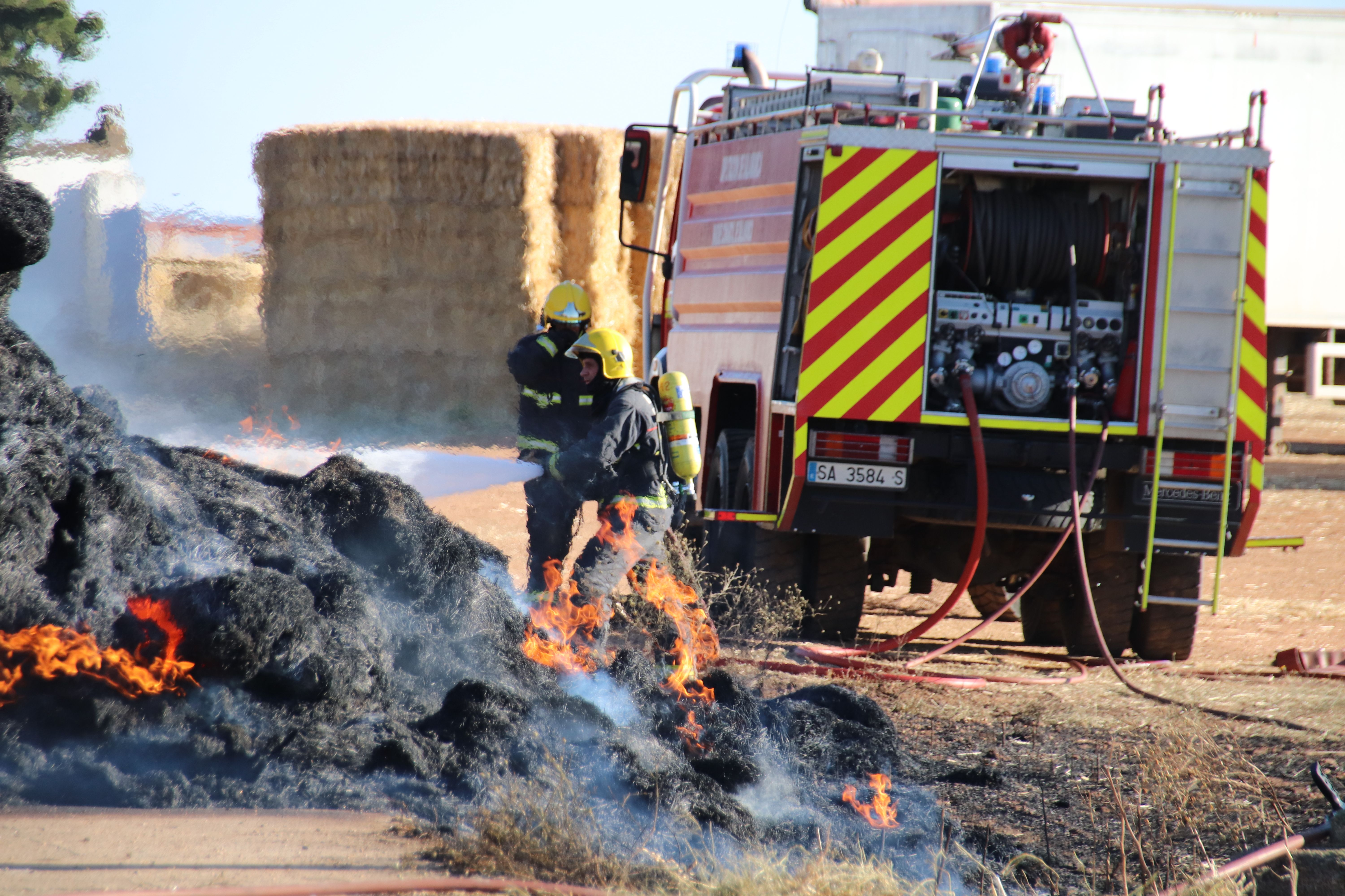 Los Bomberos apagan el incendio de un camión de pacas en Castellanos de Villiquera (7)