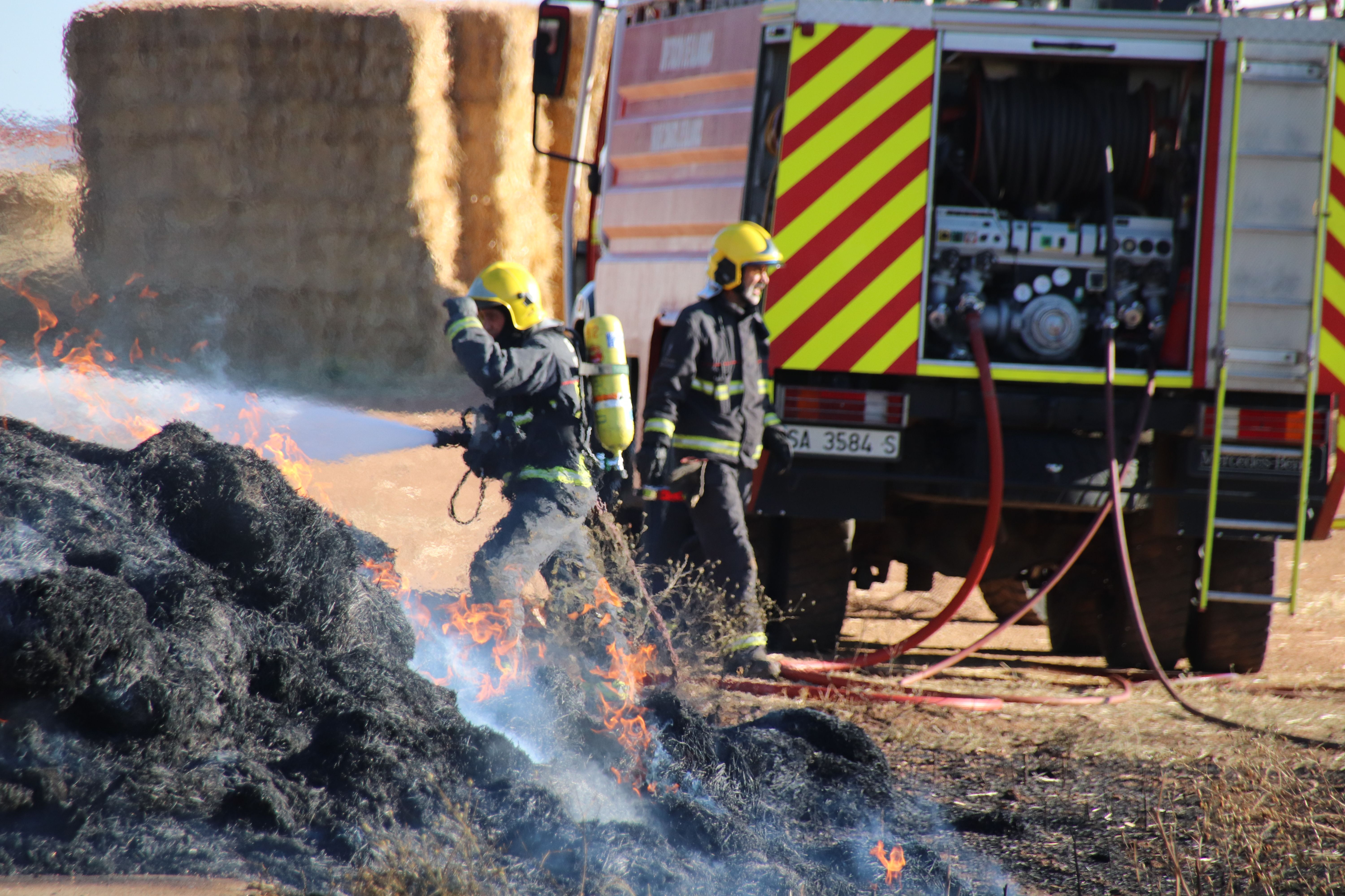 Los Bomberos apagan el incendio de un camión de pacas en Castellanos de Villiquera (8)