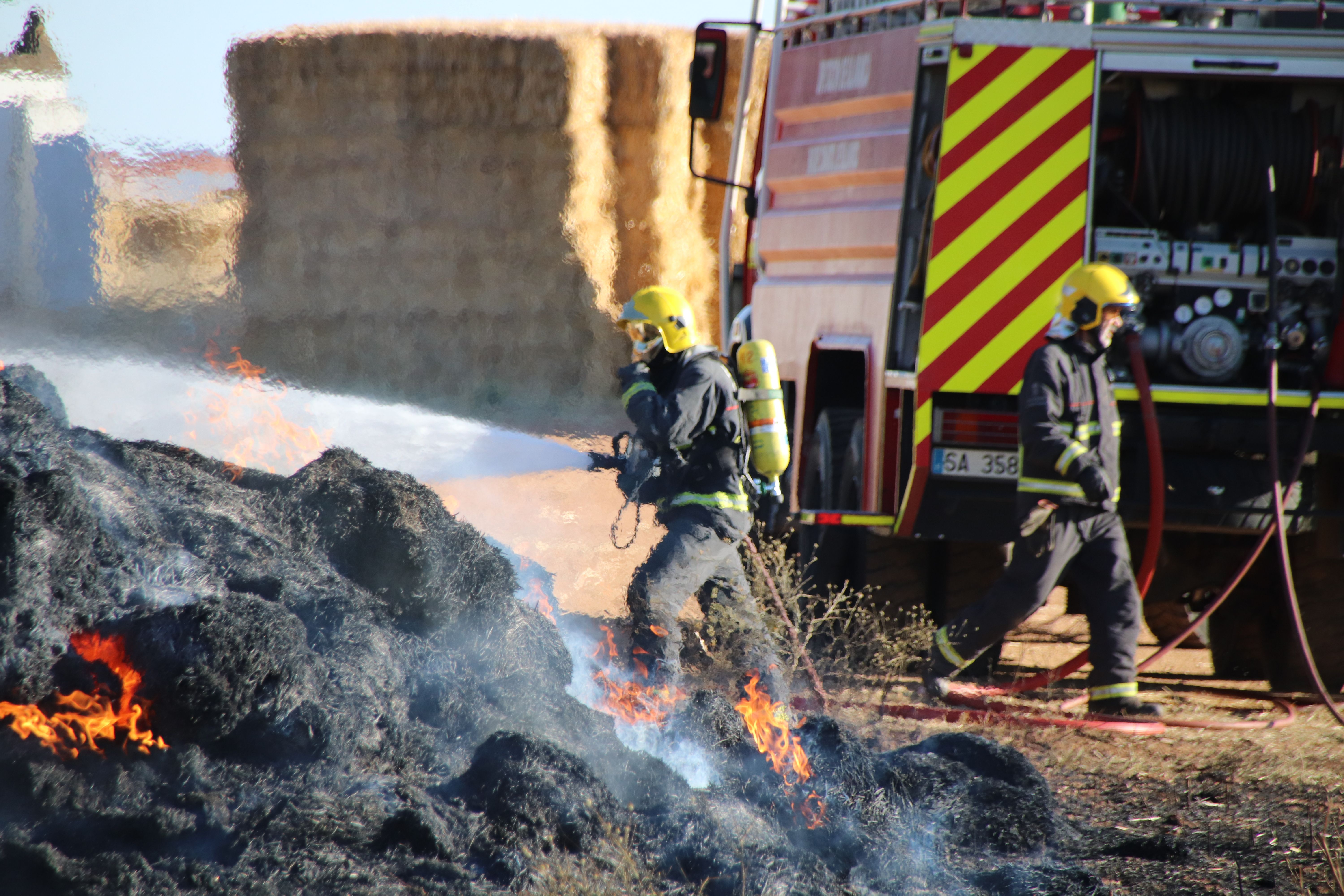 Los Bomberos apagan el incendio de un camión de pacas en Castellanos de Villiquera (9)