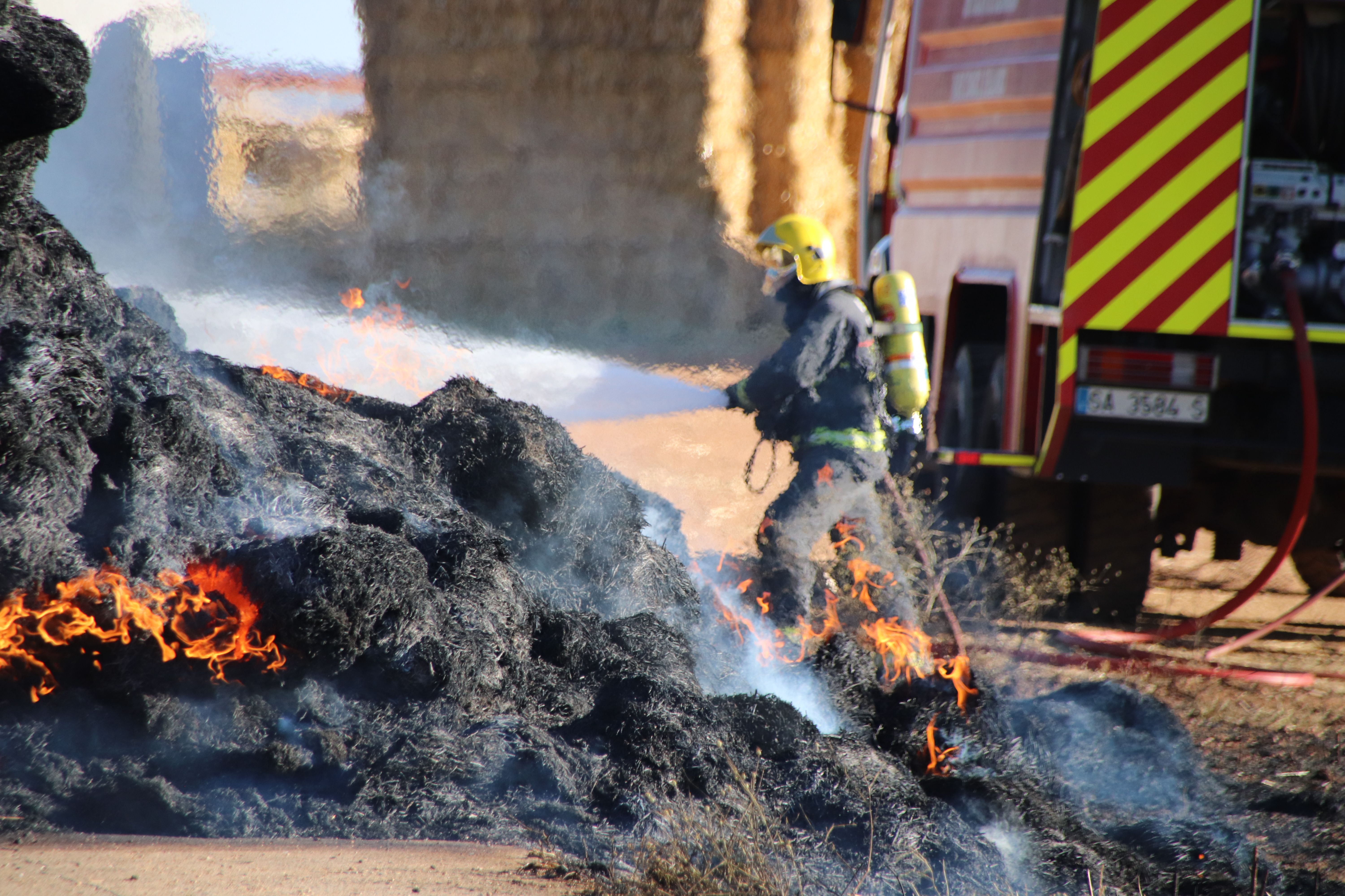 Los Bomberos apagan el incendio de un camión de pacas en Castellanos de Villiquera (10)