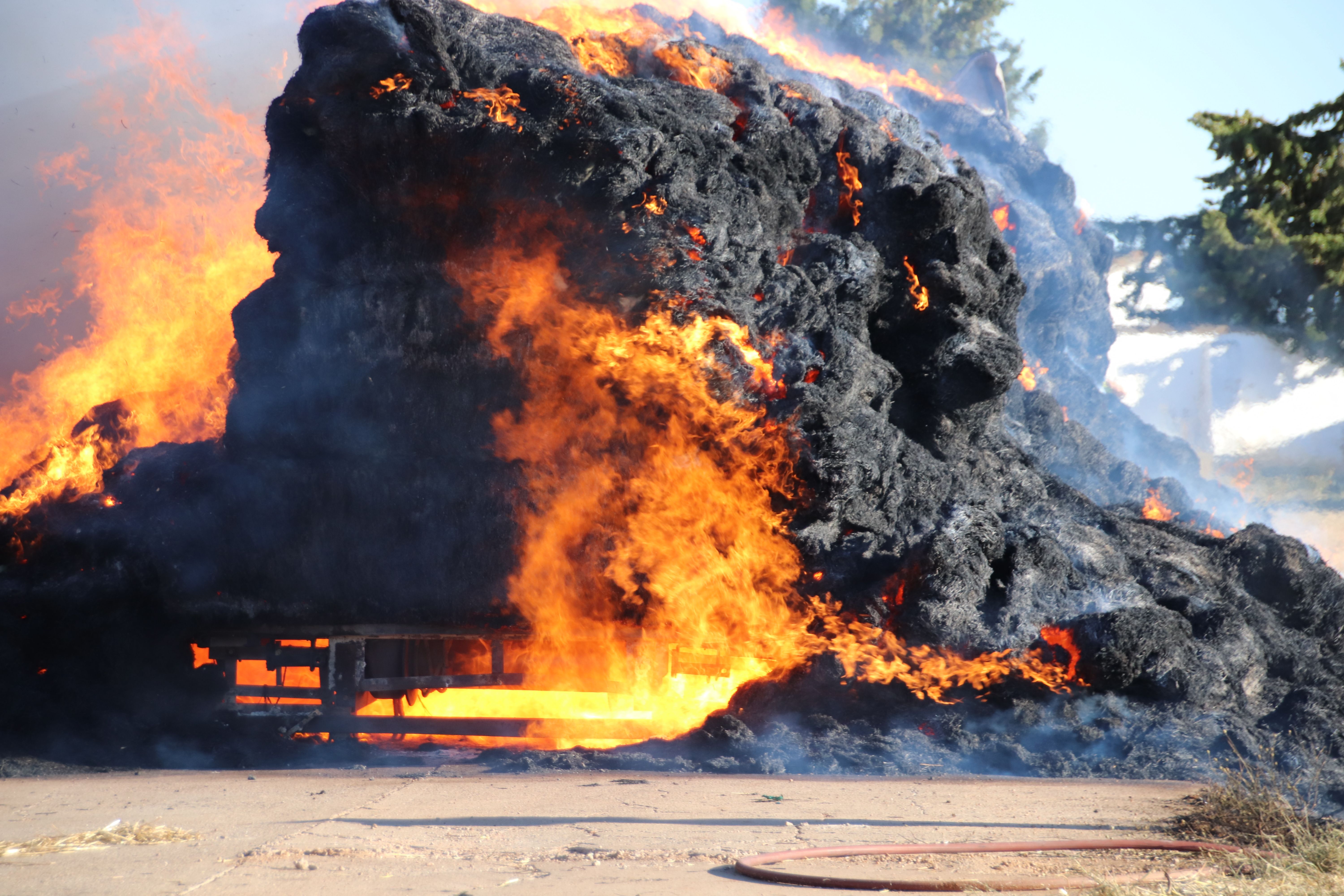 Los Bomberos apagan el incendio de un camión de pacas en Castellanos de Villiquera (15)