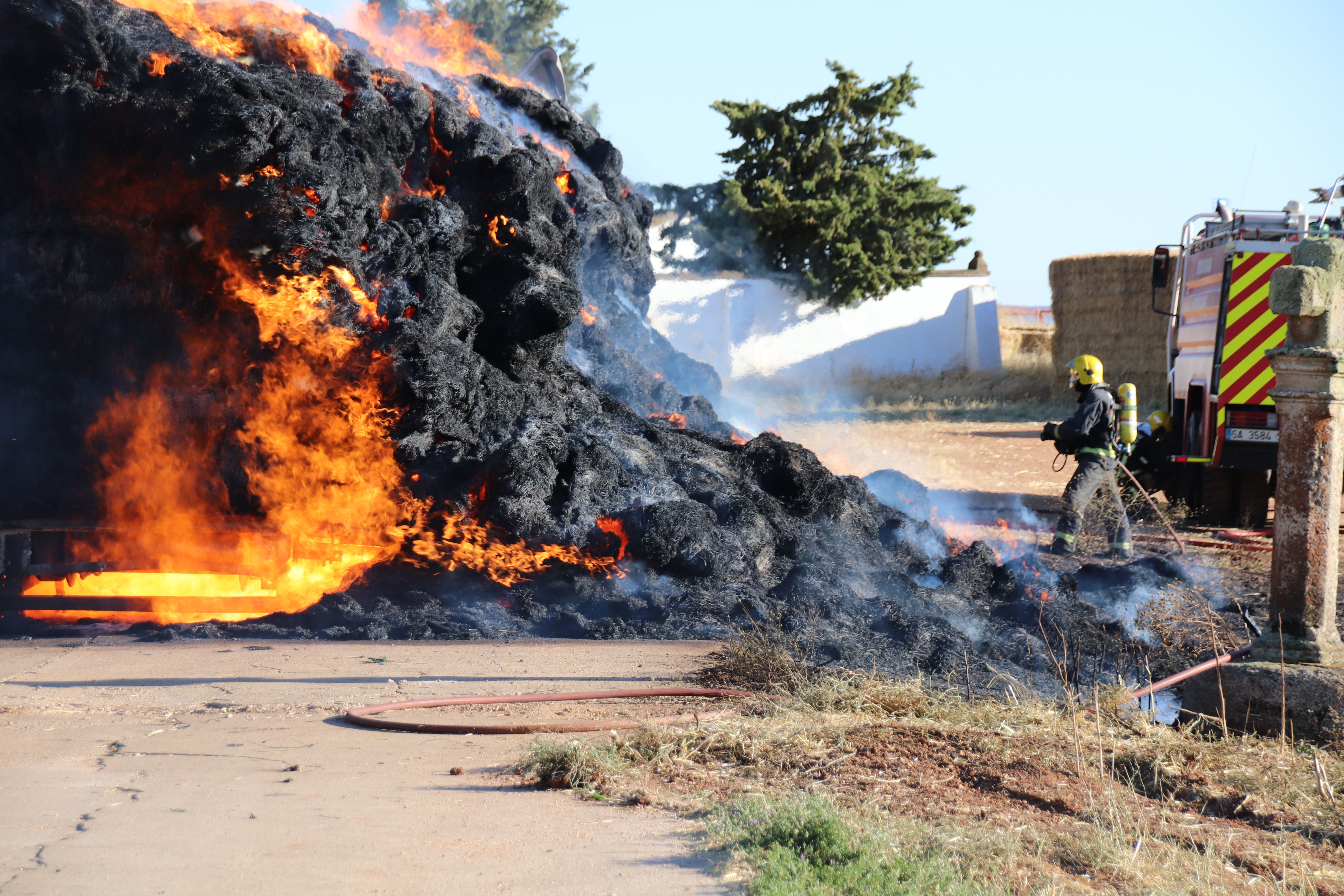 Los Bomberos apagan el incendio de un camión de pacas en Castellanos de Villiquera (16)