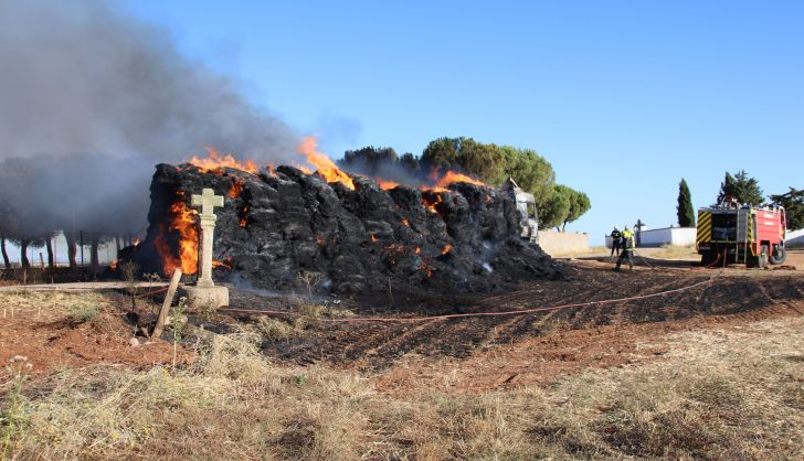 Los Bomberos apagan el incendio de un camión de pacas en Castellanos de Villiquera (18)