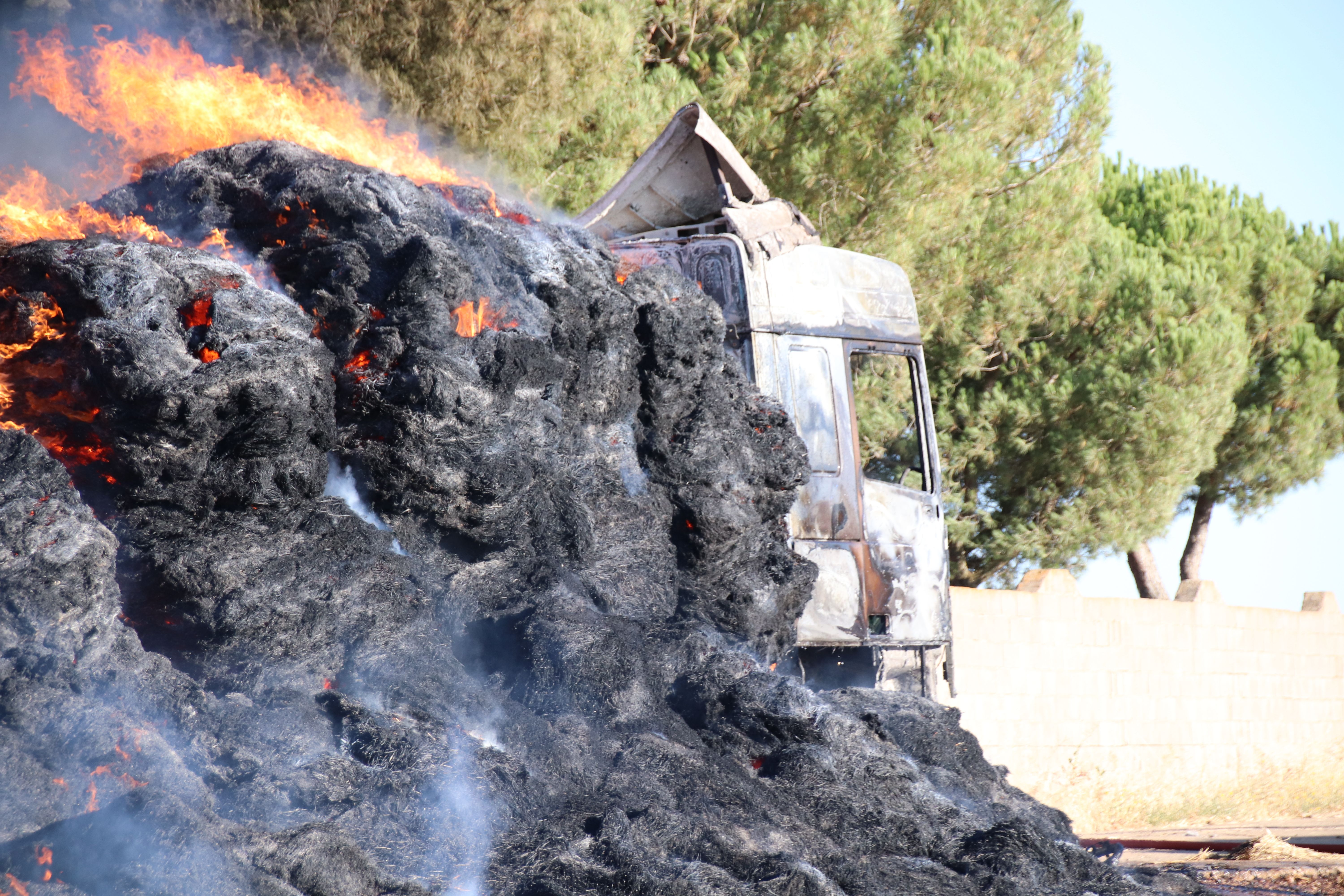 Los Bomberos apagan el incendio de un camión de pacas en Castellanos de Villiquera (19)