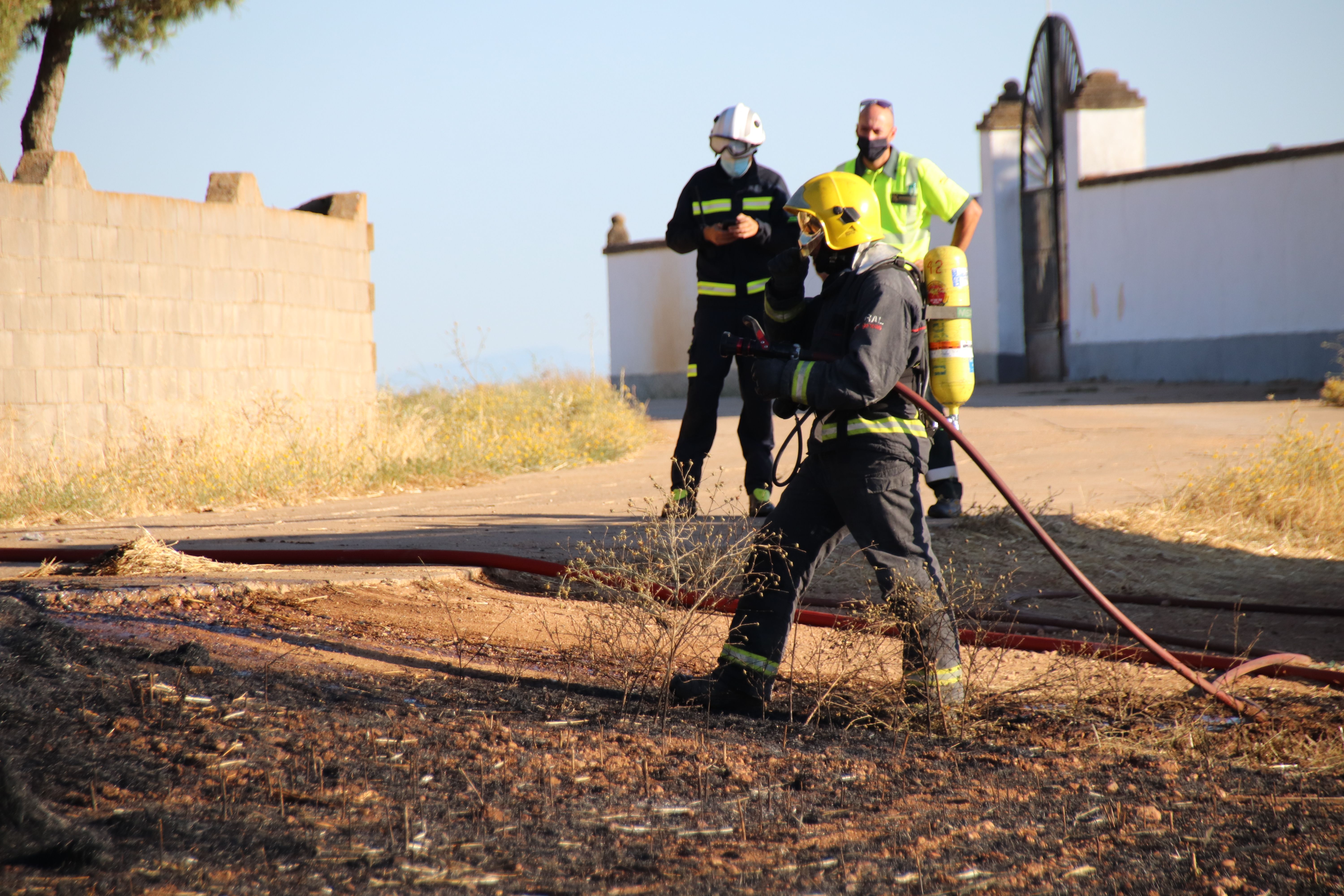 Los Bomberos apagan el incendio de un camión de pacas en Castellanos de Villiquera (20)