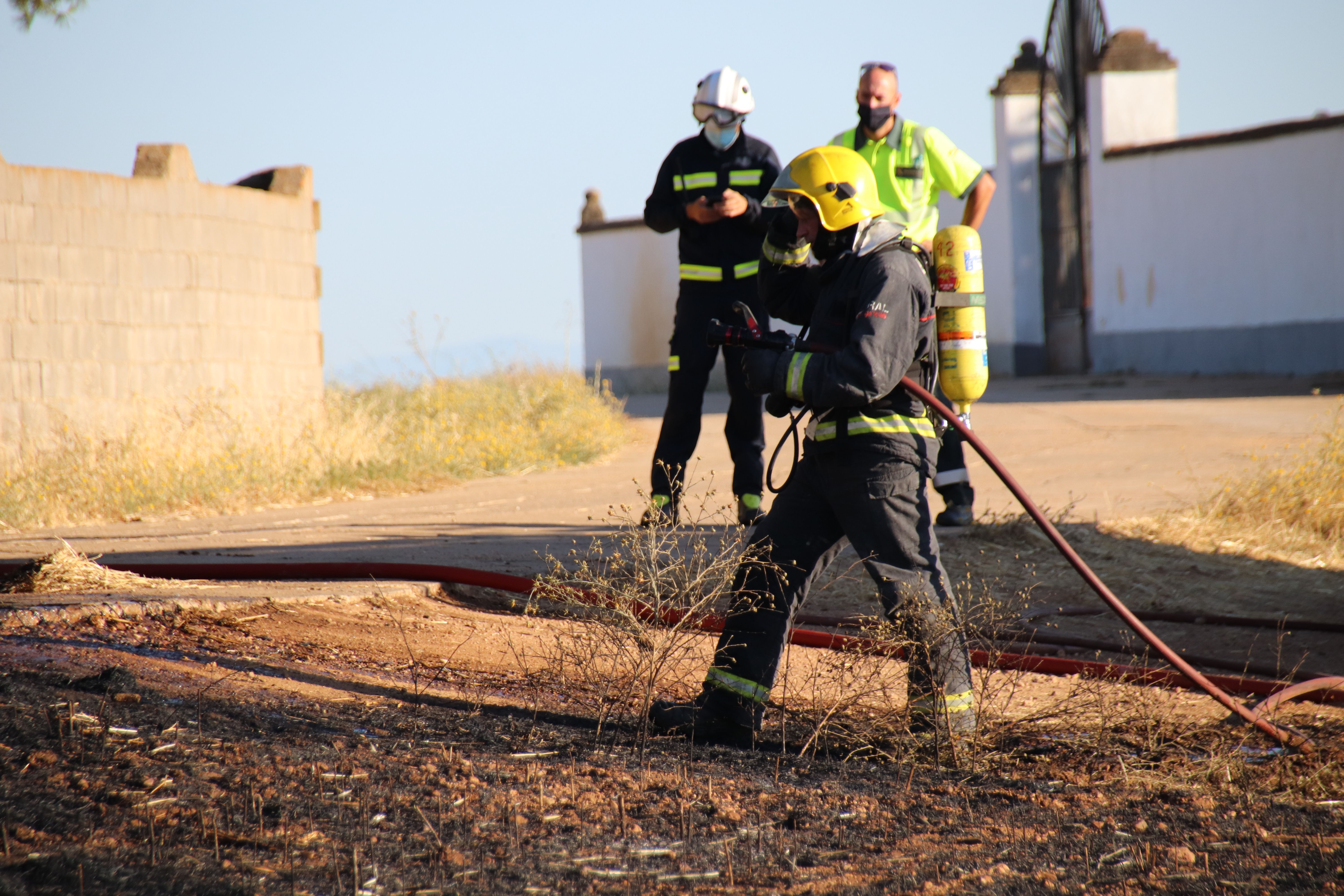 Los Bomberos apagan el incendio de un camión de pacas en Castellanos de Villiquera (22)