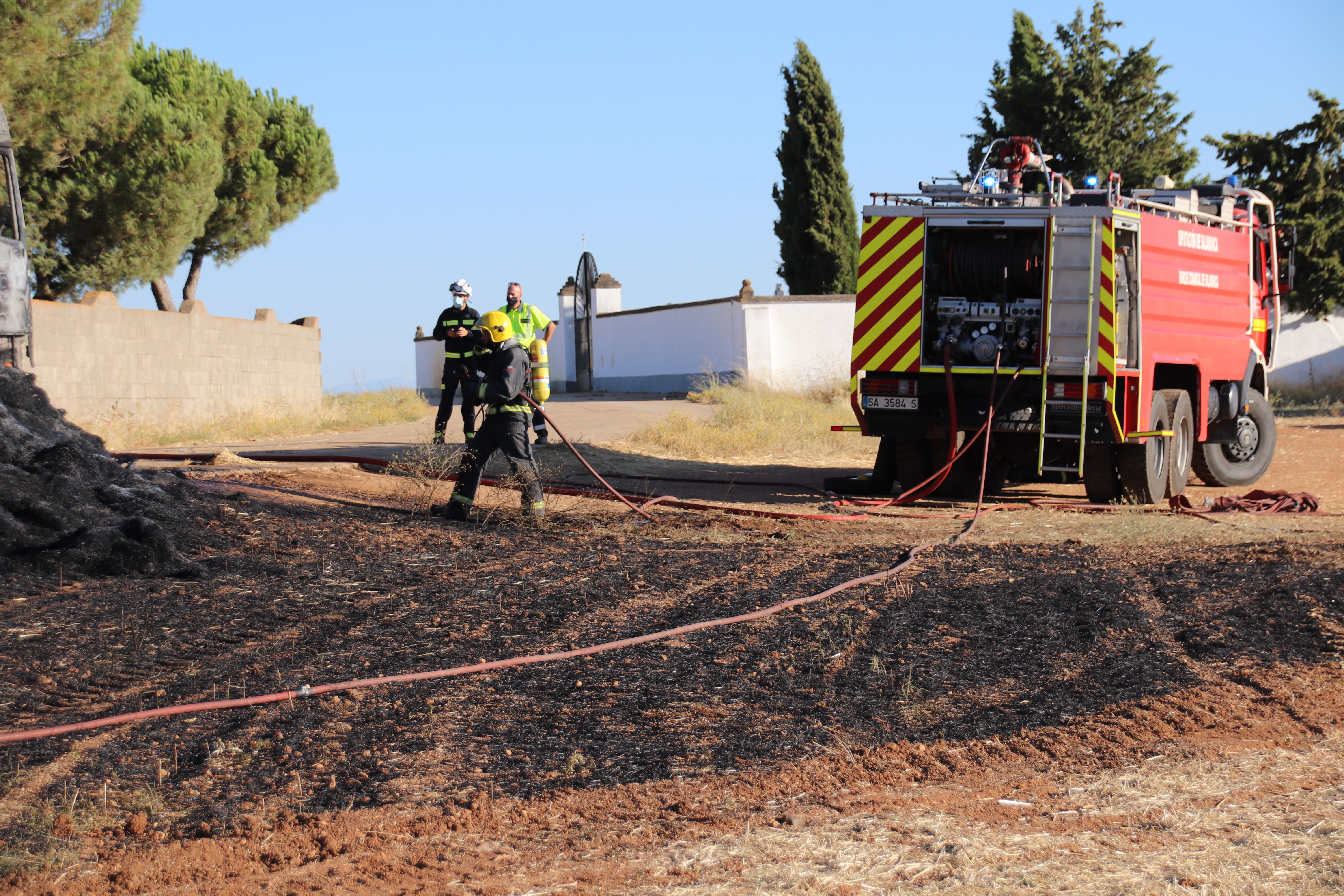 Los Bomberos apagan el incendio de un camión de pacas en Castellanos de Villiquera (24)