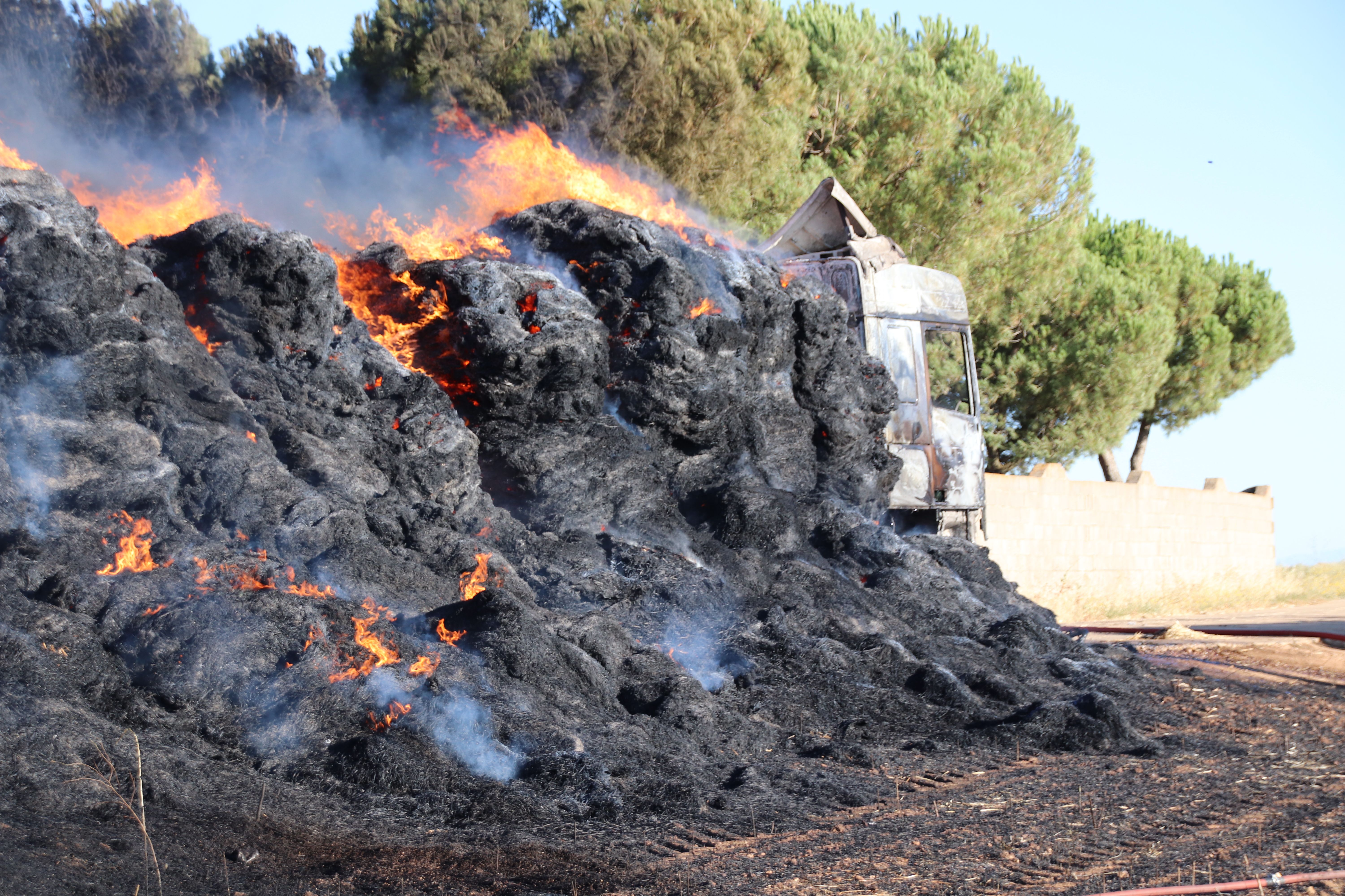 Los Bomberos apagan el incendio de un camión de pacas en Castellanos de Villiquera (25)