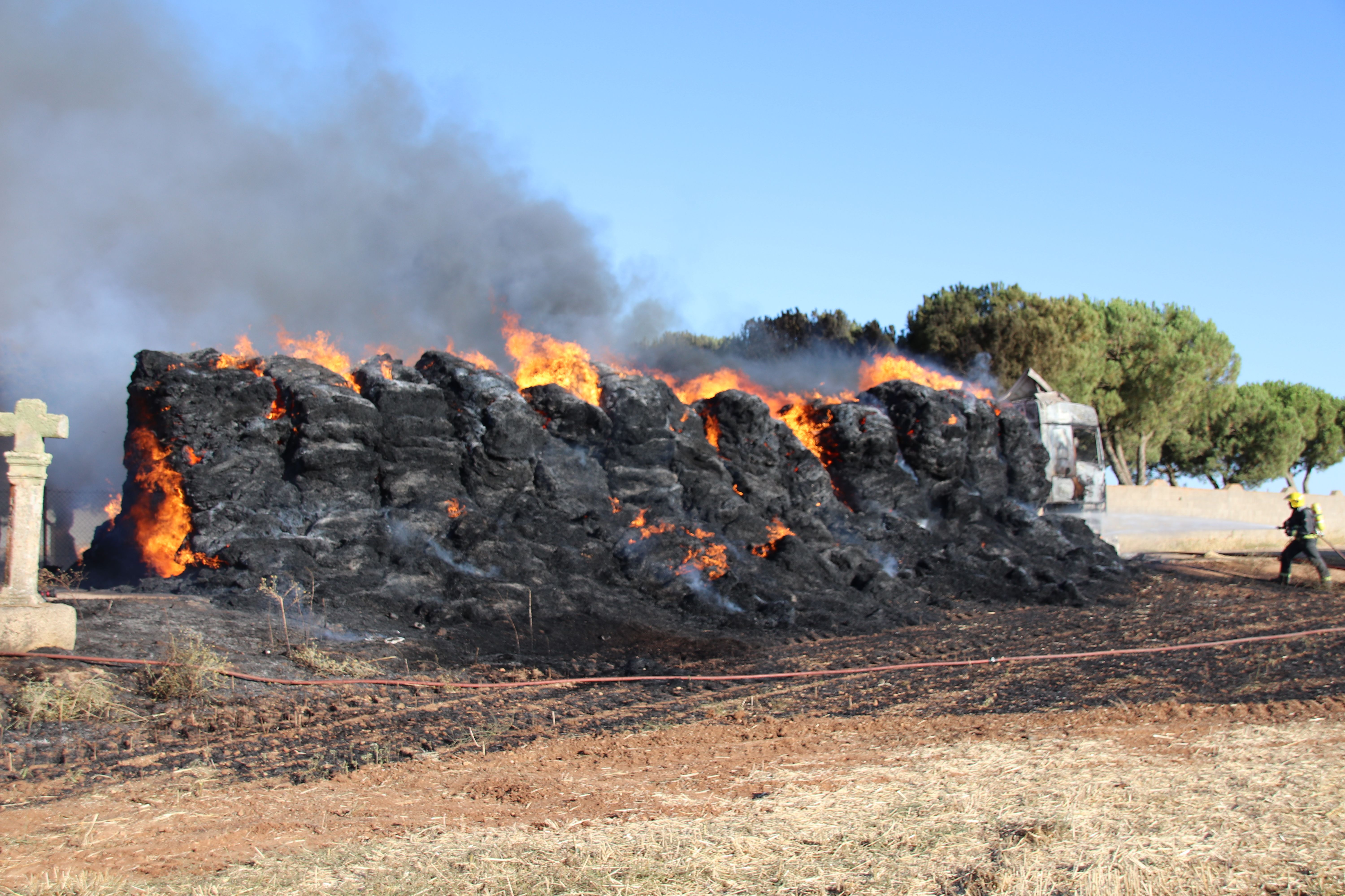 Los Bomberos apagan el incendio de un camión de pacas en Castellanos de Villiquera (26)