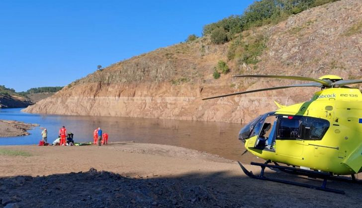 El Helicóptero Medicalizado de Salamanca rescata al varón en el pantano de Irueña (2)