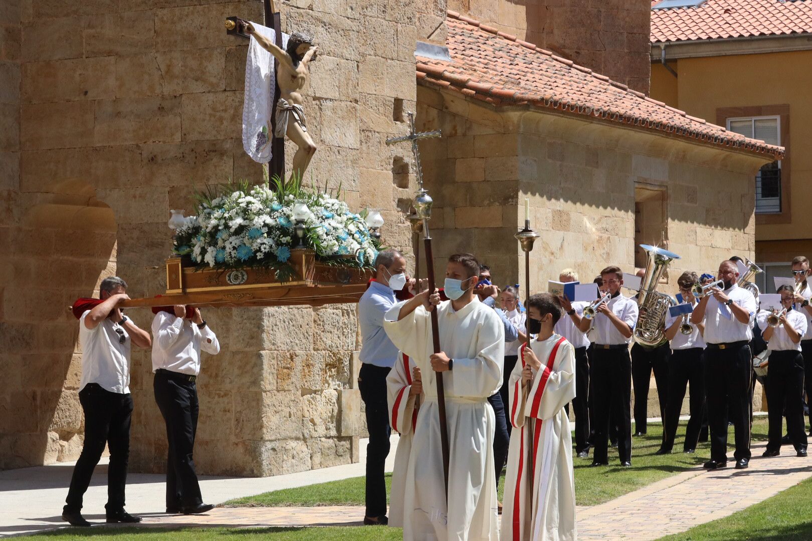 Procesión en Castellanos de Moriscos en honor al Cristo de las Batallas (2)