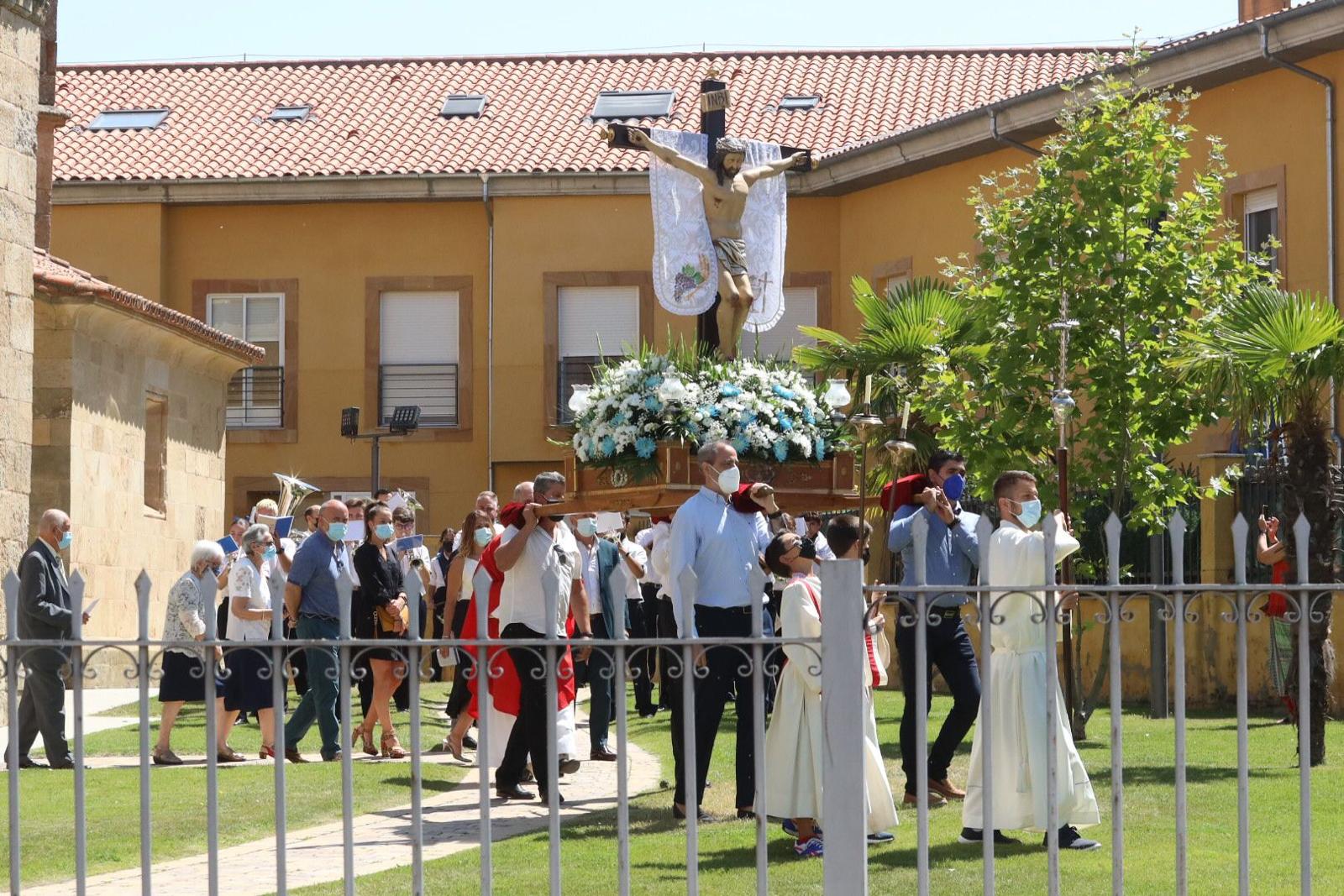 Procesión en Castellanos de Moriscos en honor al Cristo de las Batallas (3)