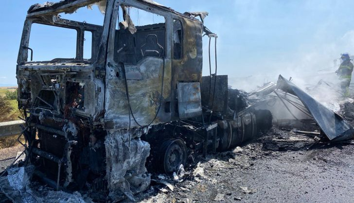 Así quedó el camión incendiado en la A 62 | Foto: ZAMORA24HORAS