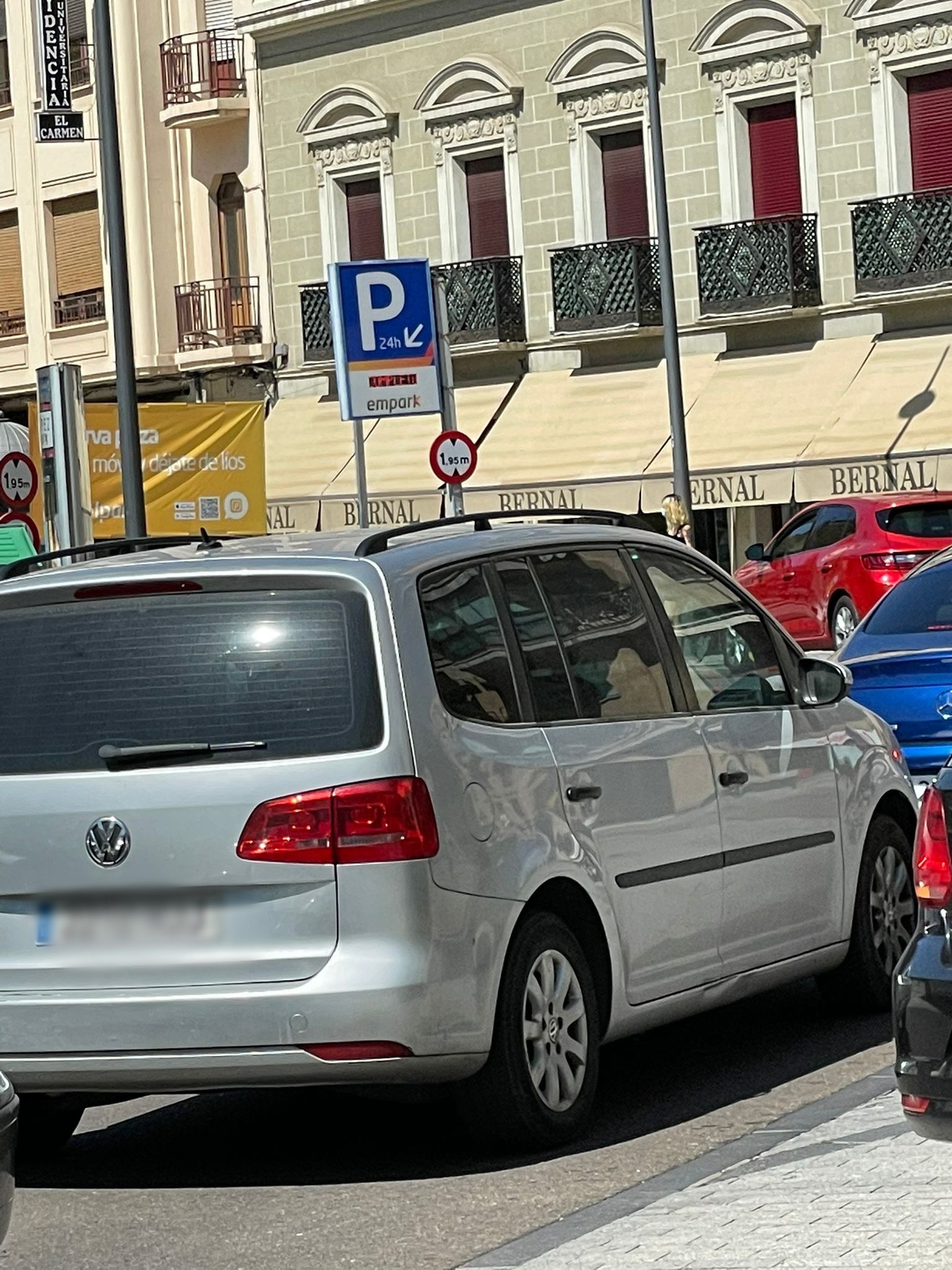 Largas colas para acceder al parking Santa Eulalia (1)