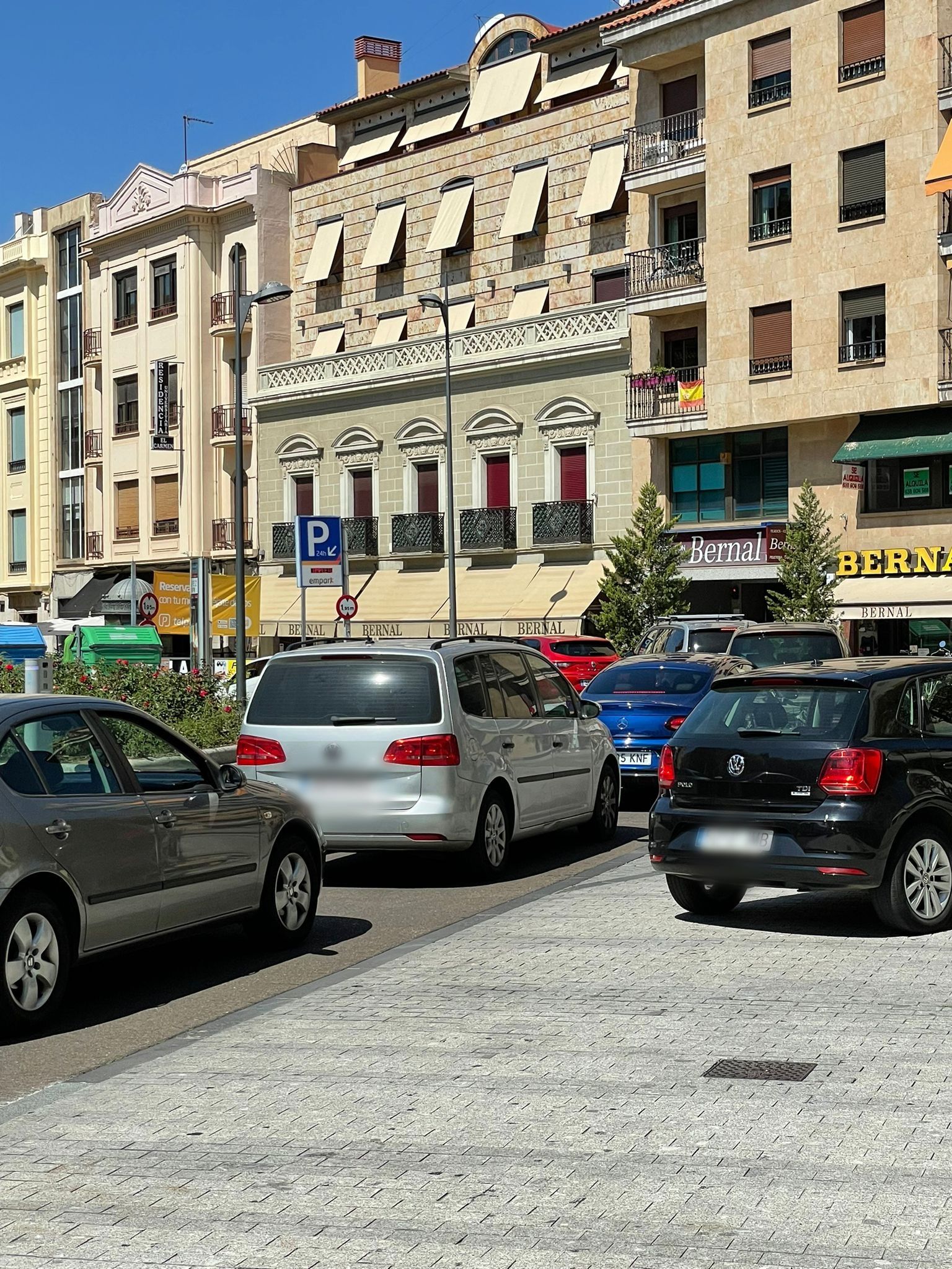 Largas colas para acceder al parking Santa Eulalia (2)