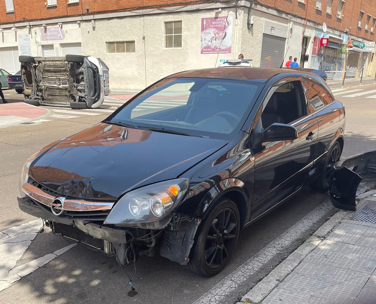 Imagenes del accidente entre dos turismos en el cruce entre la calle Santa Marta y Candelario (4)