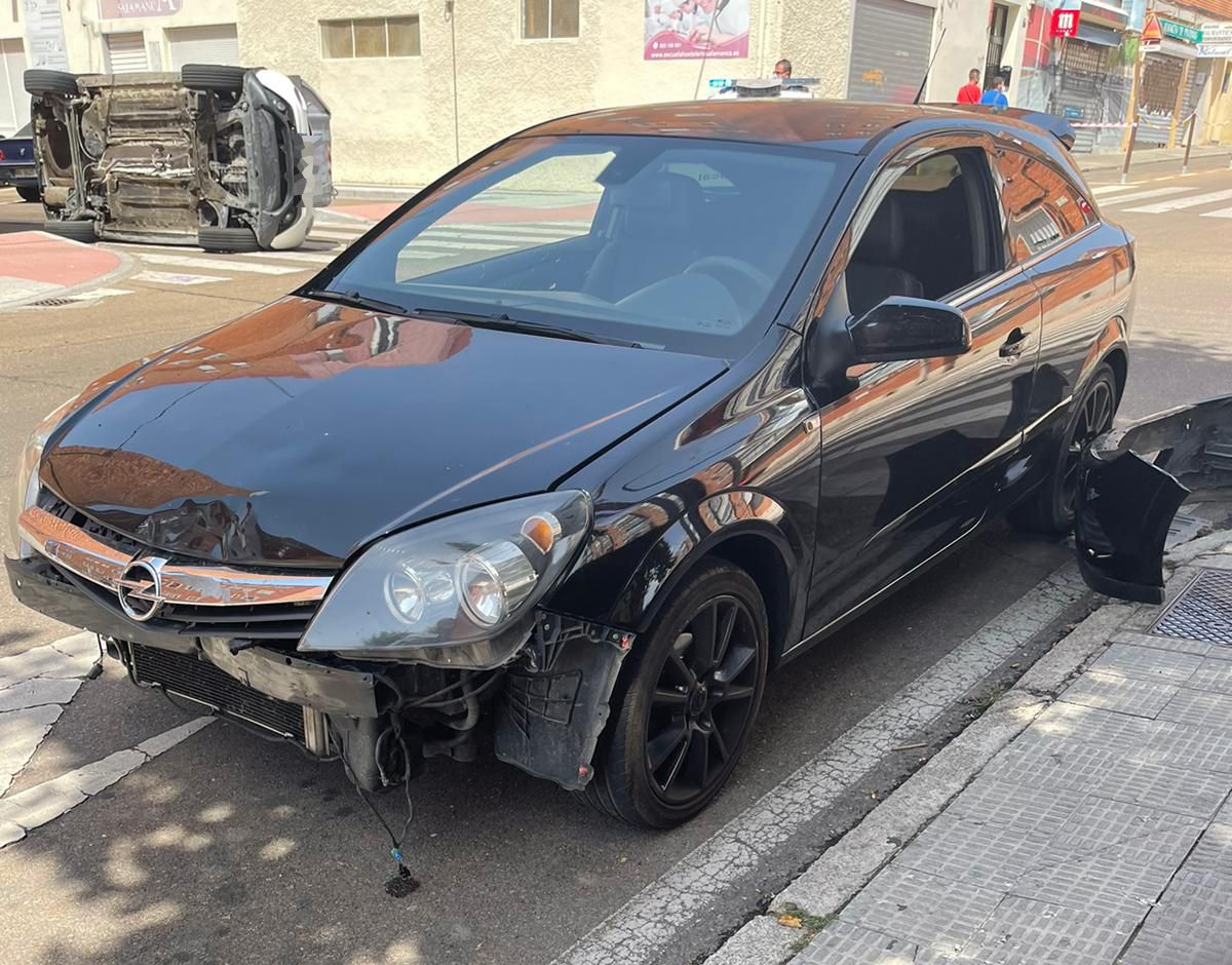 Imagenes del accidente entre dos turismos en el cruce entre la calle Santa Marta y Candelario (5)